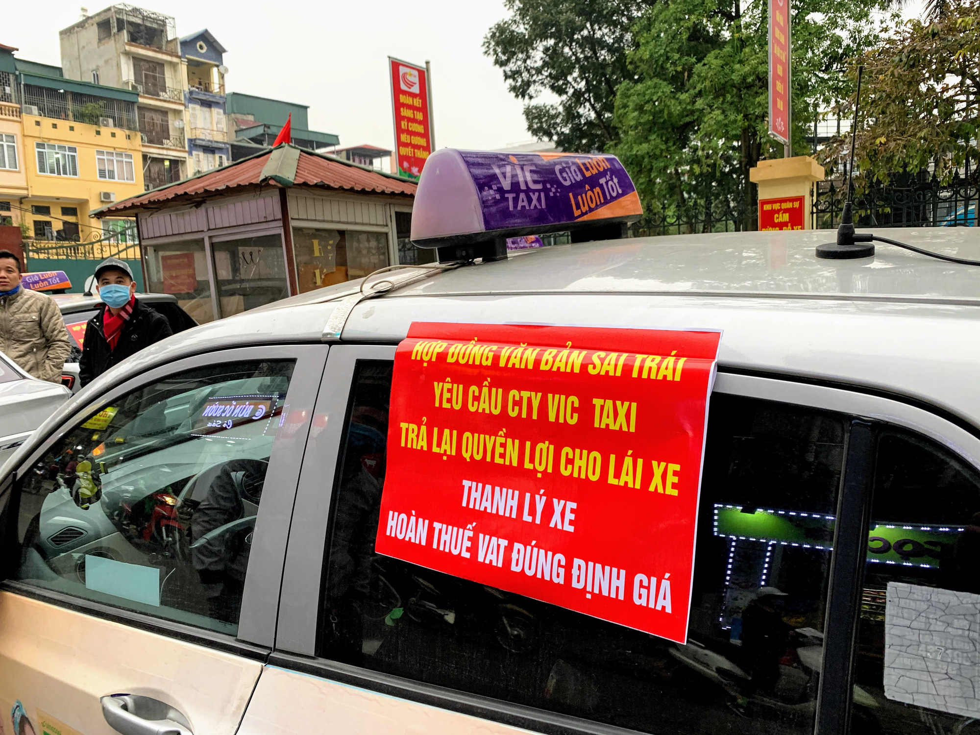 Hàng trăm tài xế Taxi Vic vây ráp trụ sở chính tại Hà Nội, căng biển ‘đòi xe’ - Ảnh 4. Hàng trăm tài xế Taxi Vic vây ráp trụ sở chính tại Hà Nội, căng biển ‘đòi xe’ - Ảnh 4.