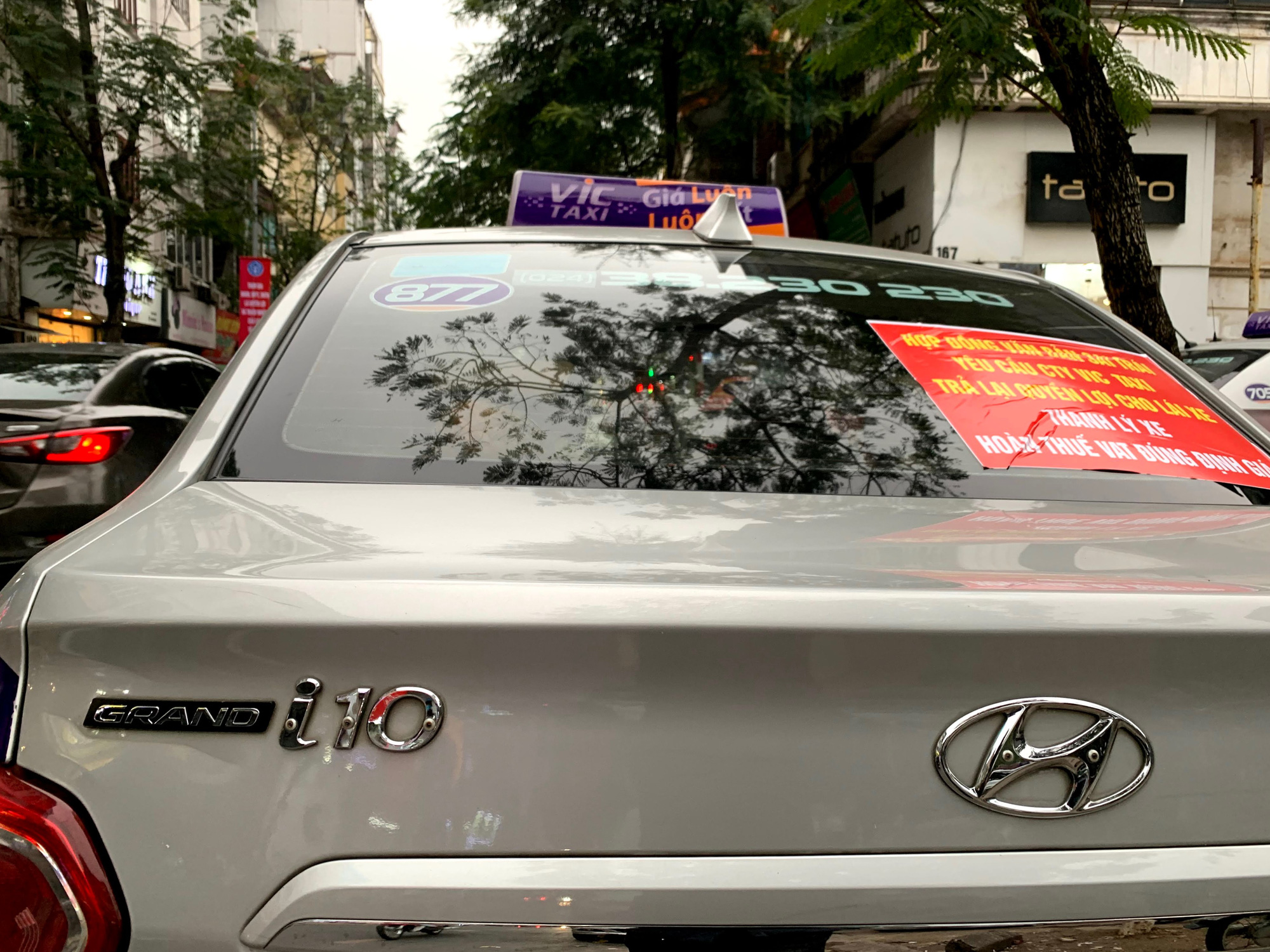 Hàng trăm tài xế Taxi Vic vây ráp trụ sở chính tại Hà Nội, căng biển ‘đòi xe’ - Ảnh 3. Hàng trăm tài xế Taxi Vic vây ráp trụ sở chính tại Hà Nội, căng biển ‘đòi xe’ - Ảnh 3.