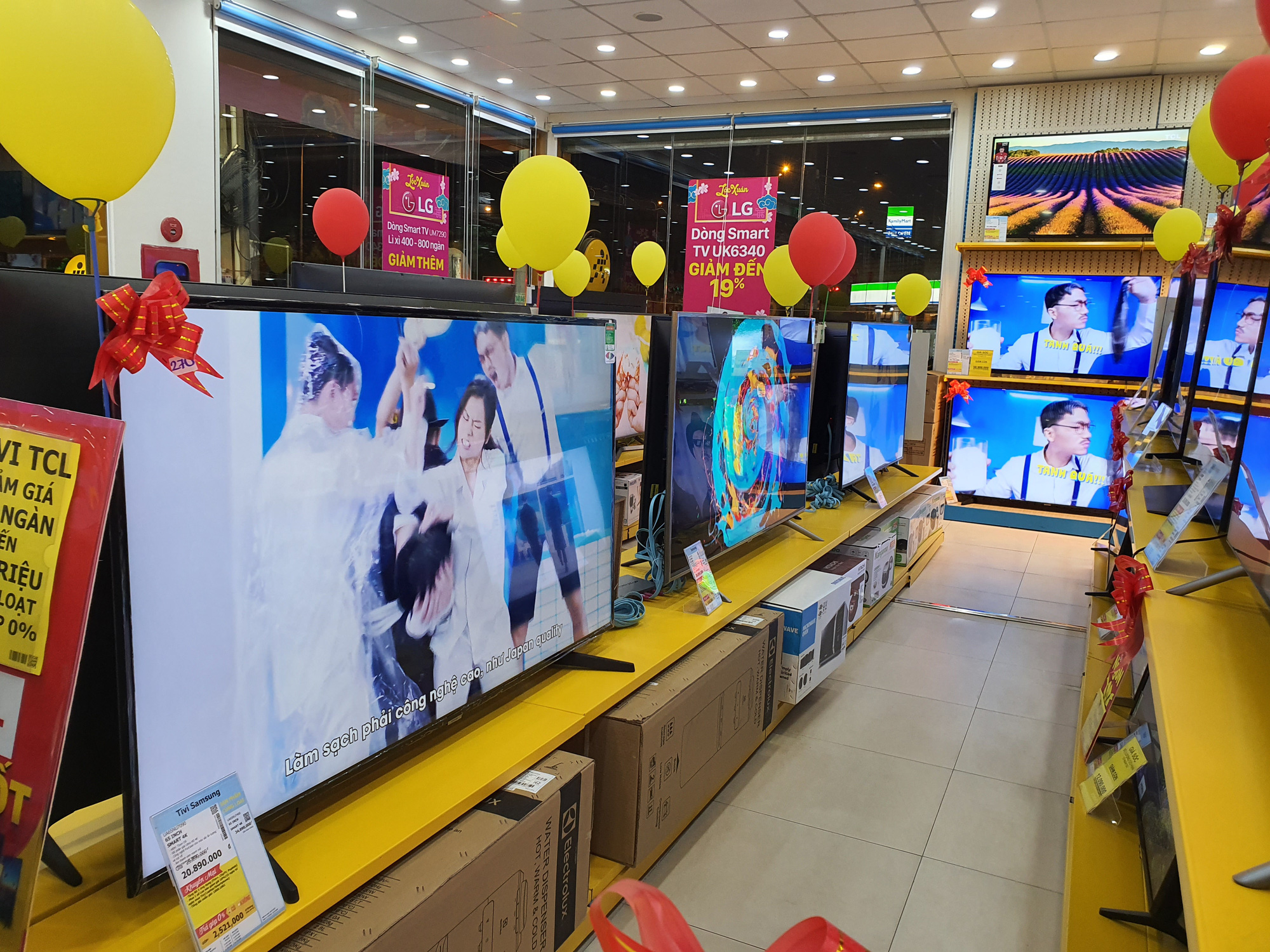 Tivi giảm giá tuần này: Dòng OLED nhiều ưu đãi, phù hợp cho kinh doanh quán cà phê mùa bóng đá - Ảnh 4.