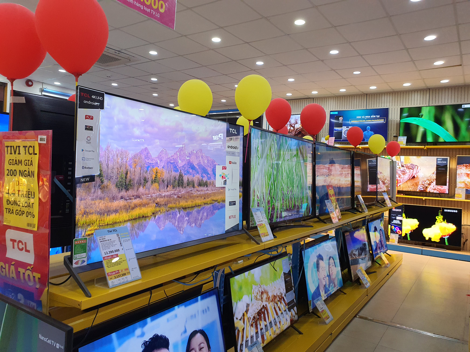 Tivi giảm giá tuần này: Dòng OLED nhiều ưu đãi, phù hợp cho kinh doanh quán cà phê mùa bóng đá - Ảnh 1.