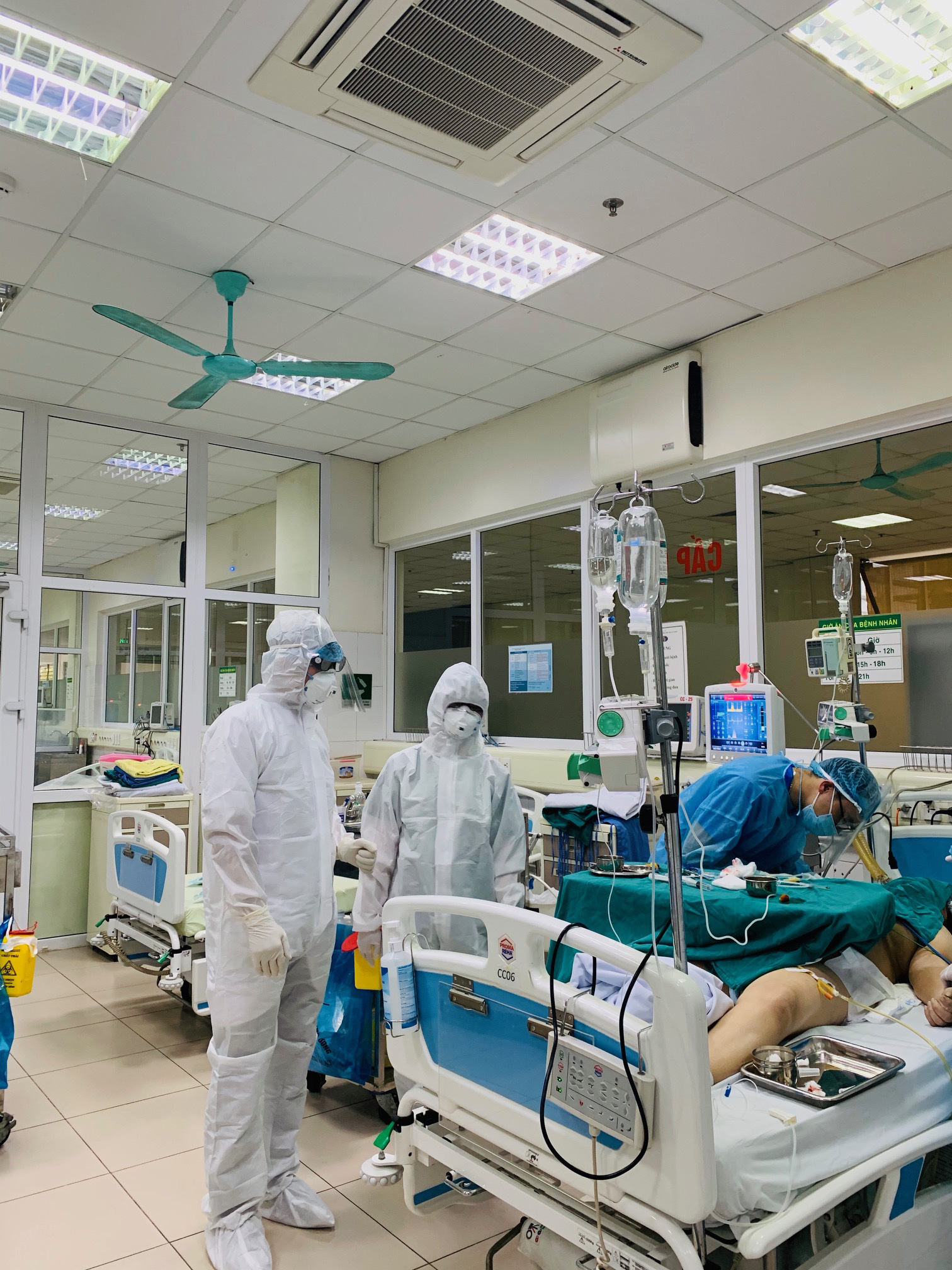 Những chiến binh chống nCoV: Nhiều bác sĩ, điều dưỡng... không về nhà - Ảnh 2. Những chiến binh chống nCoV: Nhiều bác sĩ, điều dưỡng... không về nhà - Ảnh 2.