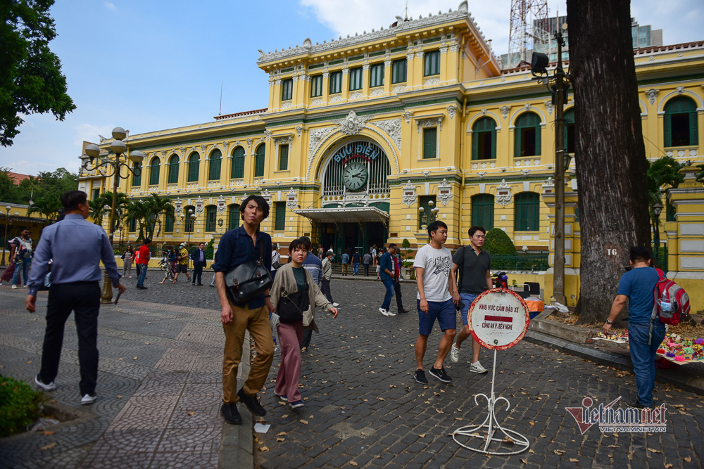 Cảnh trái ngược khi đeo khẩu trang ở Sài Gòn - Ảnh 3.