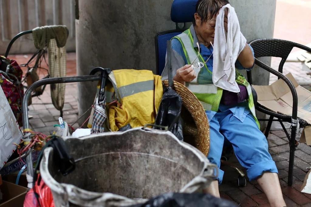 Tài xế Hong Kong: 'Tôi đặt khăn giấy vào khẩu trang để tiết kiệm' - Ảnh 2. Tài xế Hong Kong: 'Tôi đặt khăn giấy vào khẩu trang để tiết kiệm' - Ảnh 2.