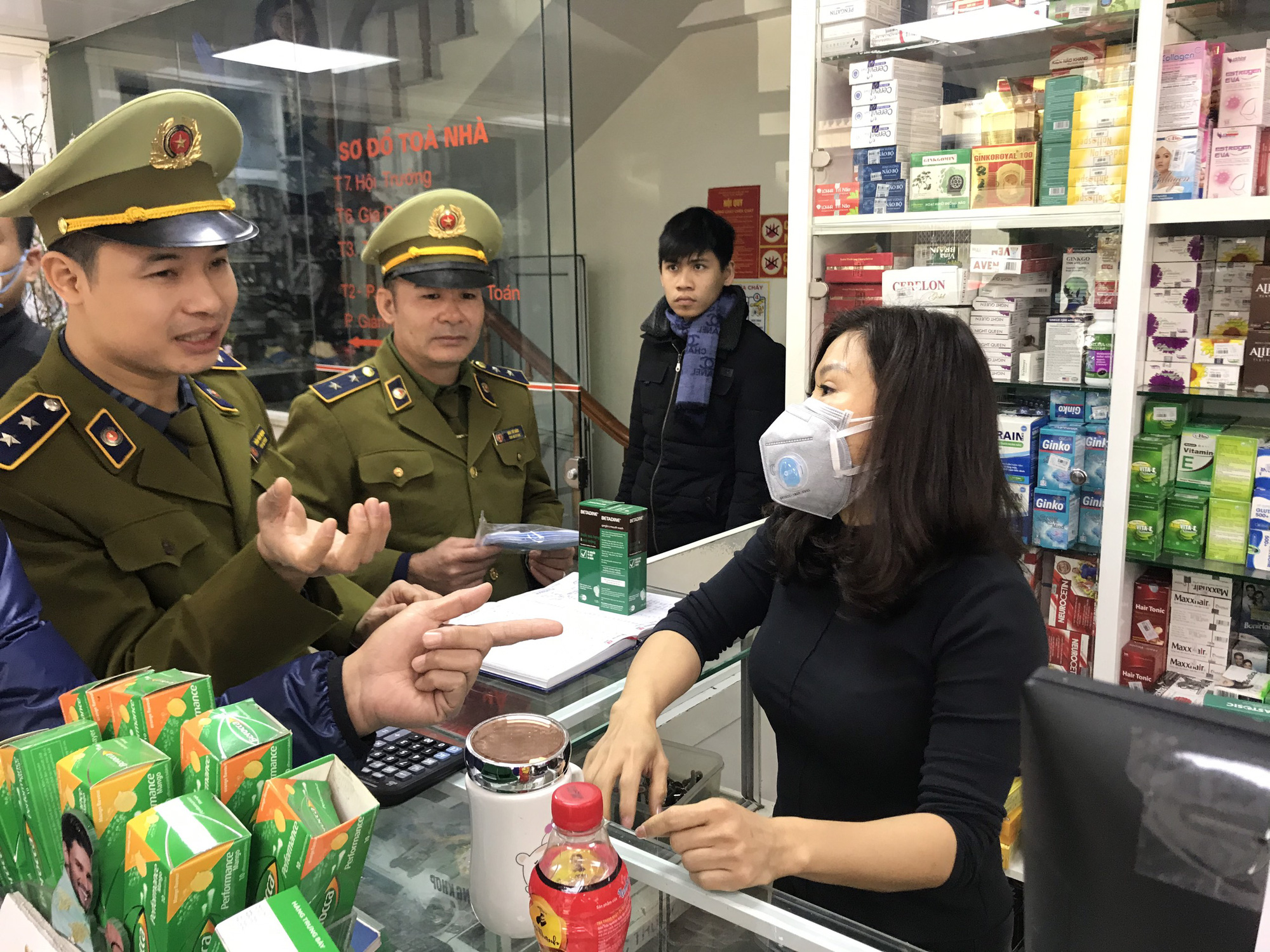 Bộ Tài chính đề xuất đưa khẩu trang, nước sát khuẩn vào diện bình ổn thị trường để phòng virus corona - Ảnh 2. Bộ Tài chính đề xuất đưa khẩu trang, nước sát khuẩn vào diện bình ổn thị trường để phòng virus corona - Ảnh 2.