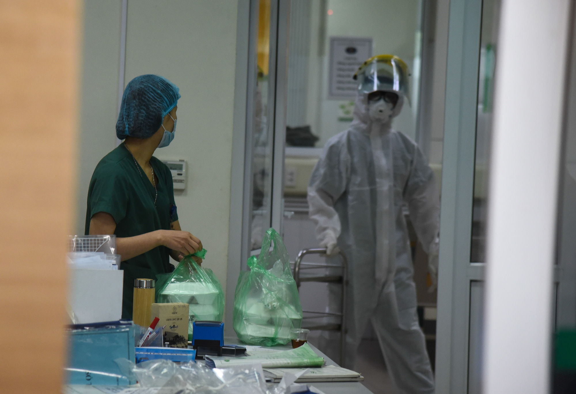 Cuộc sống sau cánh cửa cách li vì virus corona - Ảnh 4. Cuộc sống sau cánh cửa cách li vì virus corona - Ảnh 4.
