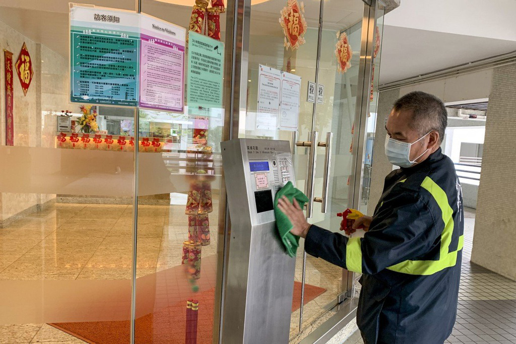 Tài xế Hong Kong: 'Tôi đặt khăn giấy vào khẩu trang để tiết kiệm' - Ảnh 1. Tài xế Hong Kong: 'Tôi đặt khăn giấy vào khẩu trang để tiết kiệm' - Ảnh 1.