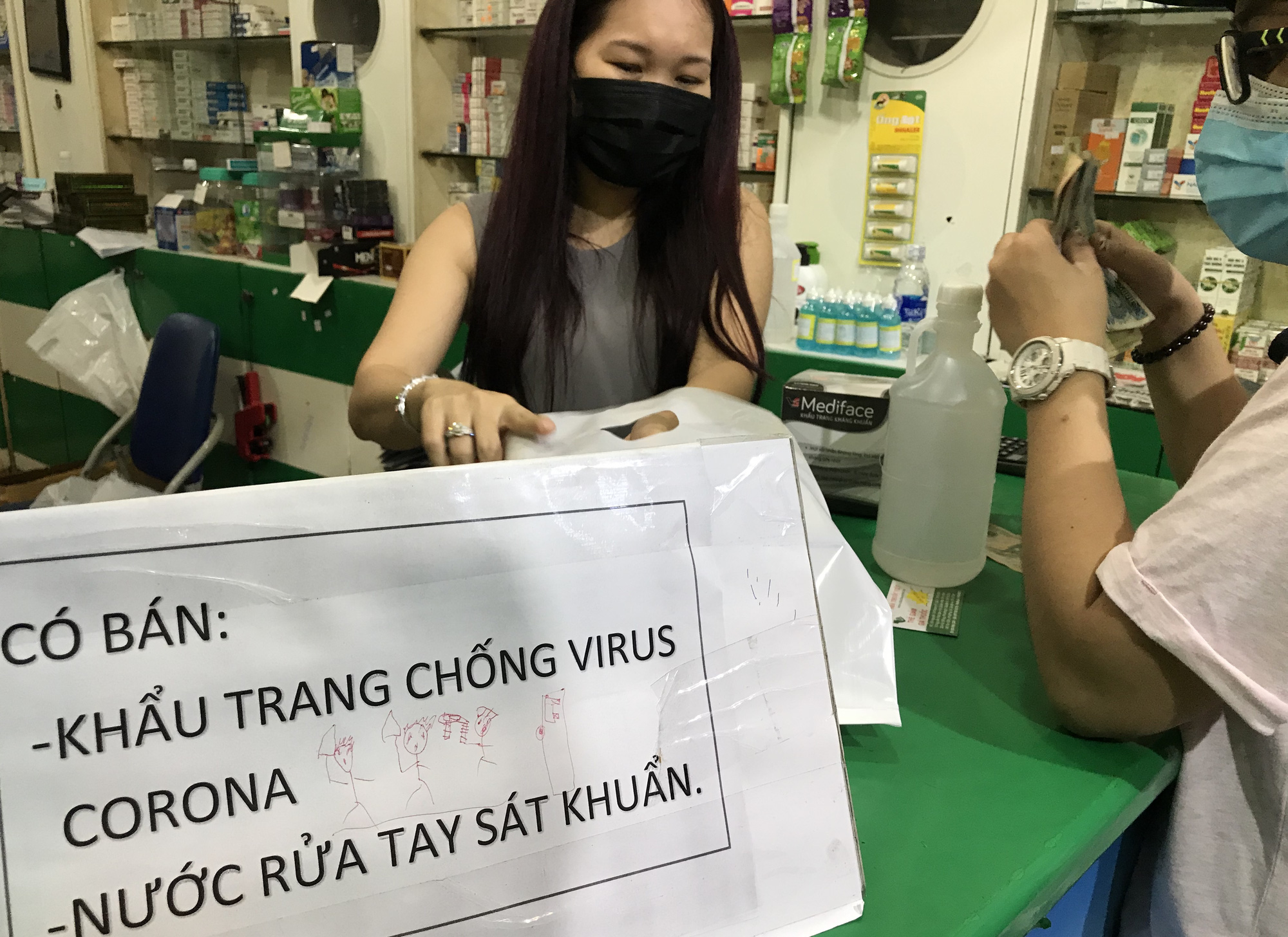 Bộ Tài chính đề xuất đưa khẩu trang, nước sát khuẩn vào diện bình ổn thị trường để phòng virus corona - Ảnh 1. Bộ Tài chính đề xuất đưa khẩu trang, nước sát khuẩn vào diện bình ổn thị trường để phòng virus corona - Ảnh 1.