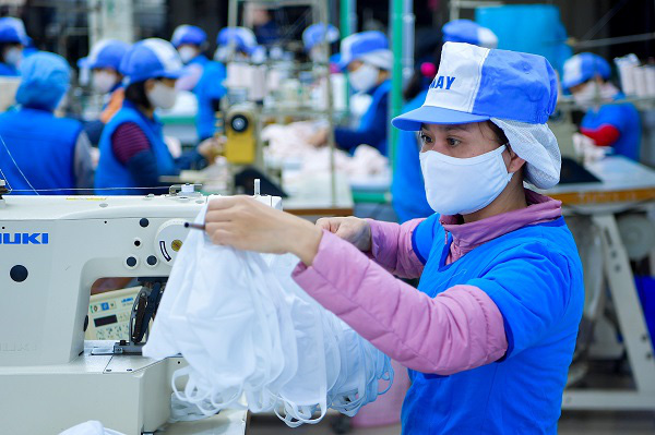 Everon tặng 70.000 khẩu trang, Vinatex vừa phát miễn phí vừa bán không lợi nhuận khẩu trang kháng khuẩn giặt 30 lần - Ảnh 2. Everon tặng 70.000 khẩu trang, Vinatex vừa phát miễn phí vừa bán không lợi nhuận khẩu trang kháng khuẩn giặt 30 lần - Ảnh 2.