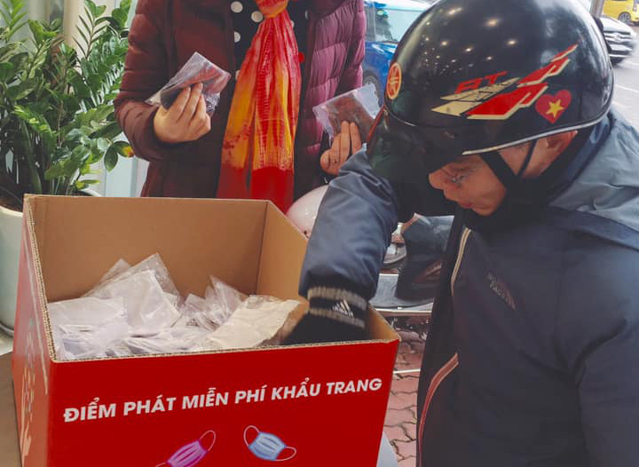 Everon tặng 70.000 khẩu trang, Vinatex vừa phát miễn phí vừa bán không lợi nhuận khẩu trang kháng khuẩn giặt 30 lần - Ảnh 1. Everon tặng 70.000 khẩu trang, Vinatex vừa phát miễn phí vừa bán không lợi nhuận khẩu trang kháng khuẩn giặt 30 lần - Ảnh 1.