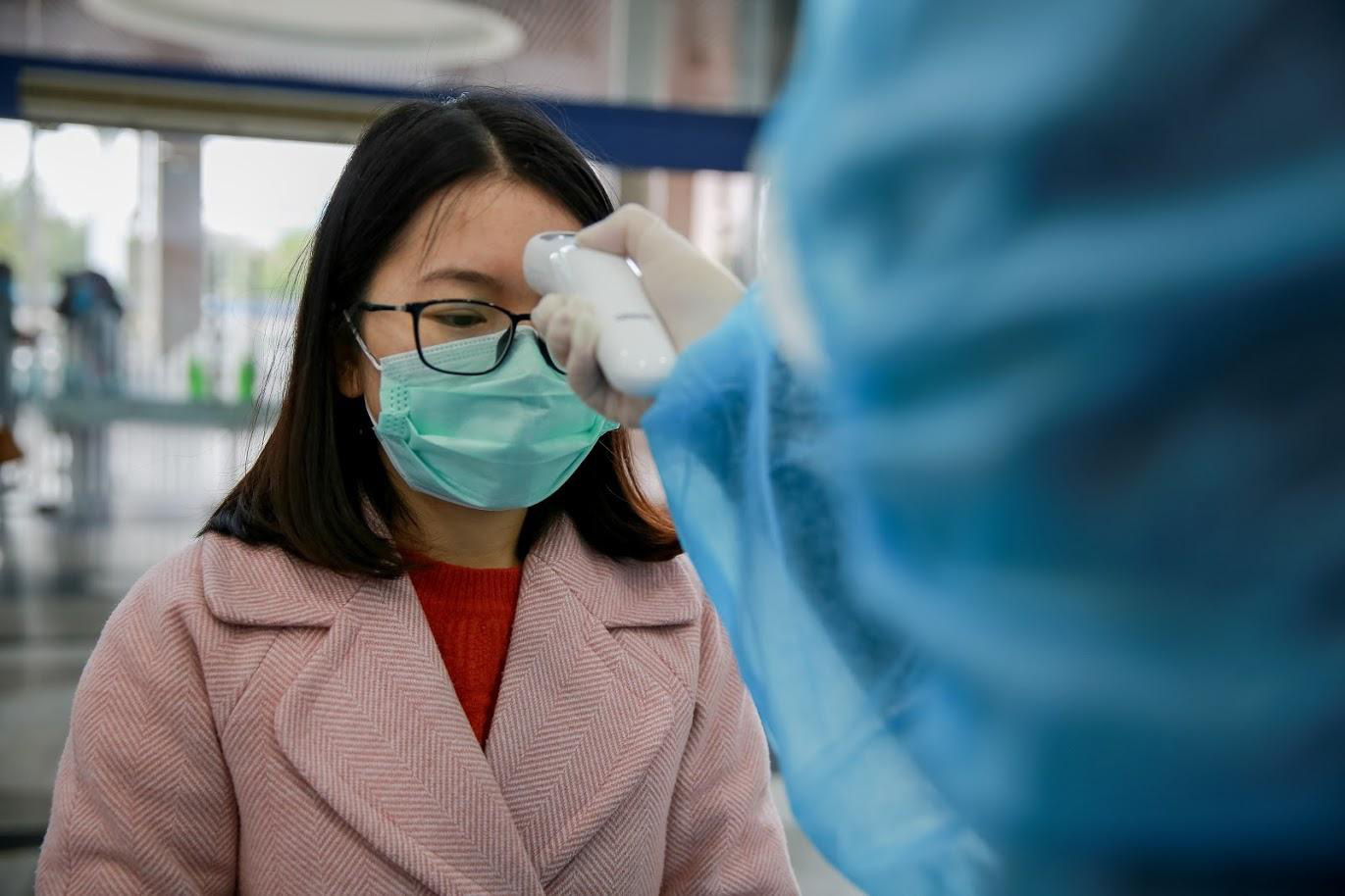 Nhiều cao ốc ở Hà Nội 'đồng loạt' quét thân nhiệt khách, phòng virus corona - Ảnh 6. Nhiều cao ốc ở Hà Nội 'đồng loạt' quét thân nhiệt khách, phòng virus corona - Ảnh 6.