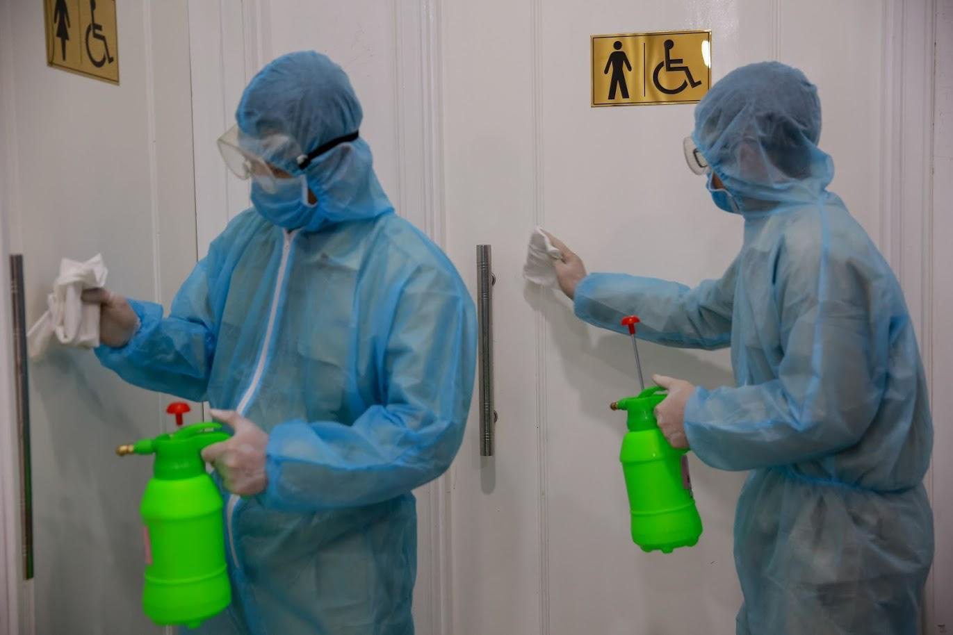 Nhiều cao ốc ở Hà Nội 'đồng loạt' quét thân nhiệt khách, phòng virus corona - Ảnh 9. Nhiều cao ốc ở Hà Nội 'đồng loạt' quét thân nhiệt khách, phòng virus corona - Ảnh 9.