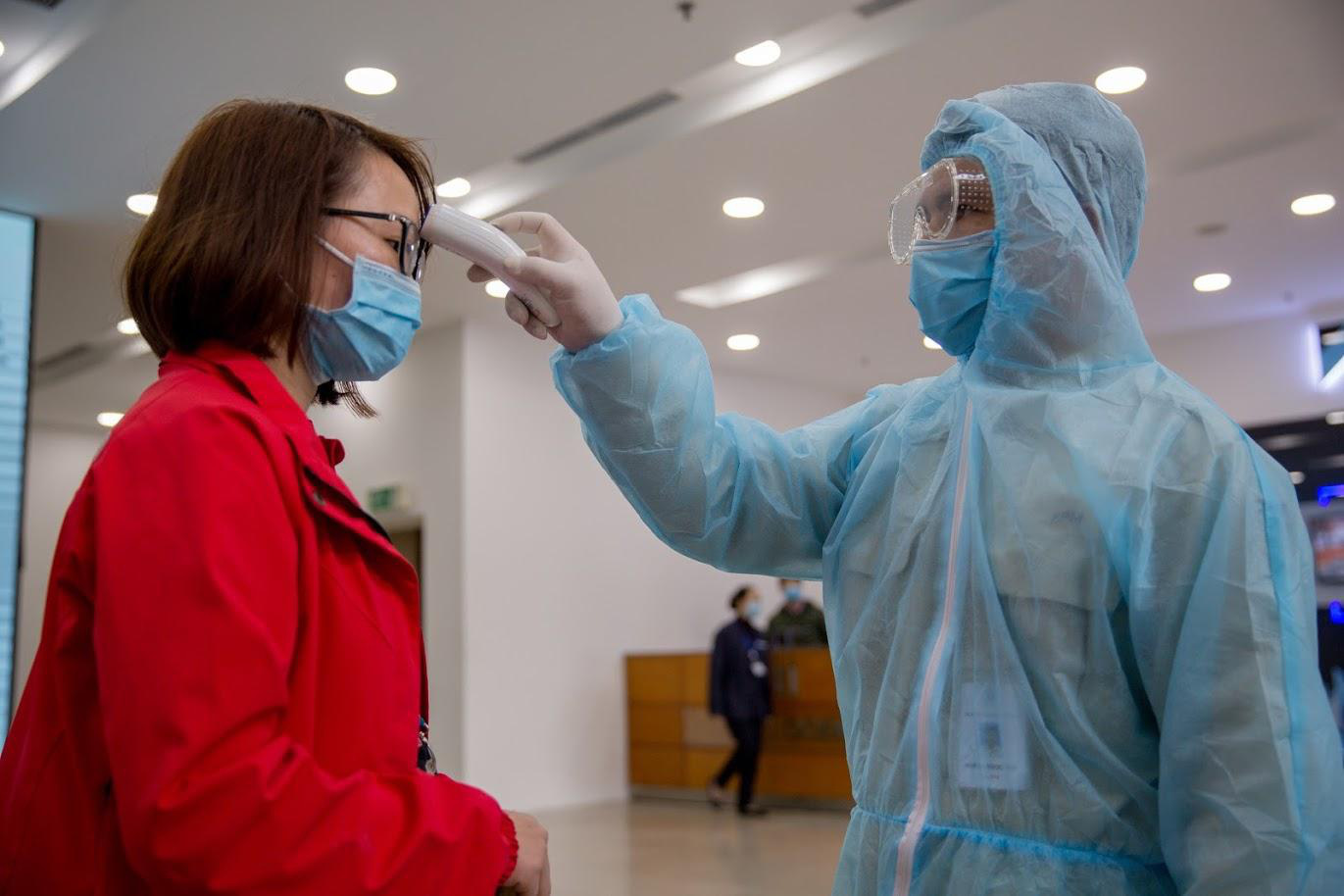 Nhiều cao ốc ở Hà Nội 'đồng loạt' quét thân nhiệt khách, phòng virus corona - Ảnh 11. Nhiều cao ốc ở Hà Nội 'đồng loạt' quét thân nhiệt khách, phòng virus corona - Ảnh 11.