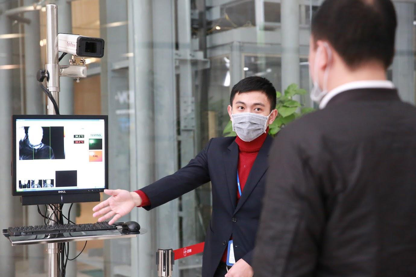 Nhiều cao ốc ở Hà Nội 'đồng loạt' quét thân nhiệt khách, phòng virus corona - Ảnh 13. Nhiều cao ốc ở Hà Nội 'đồng loạt' quét thân nhiệt khách, phòng virus corona - Ảnh 13.