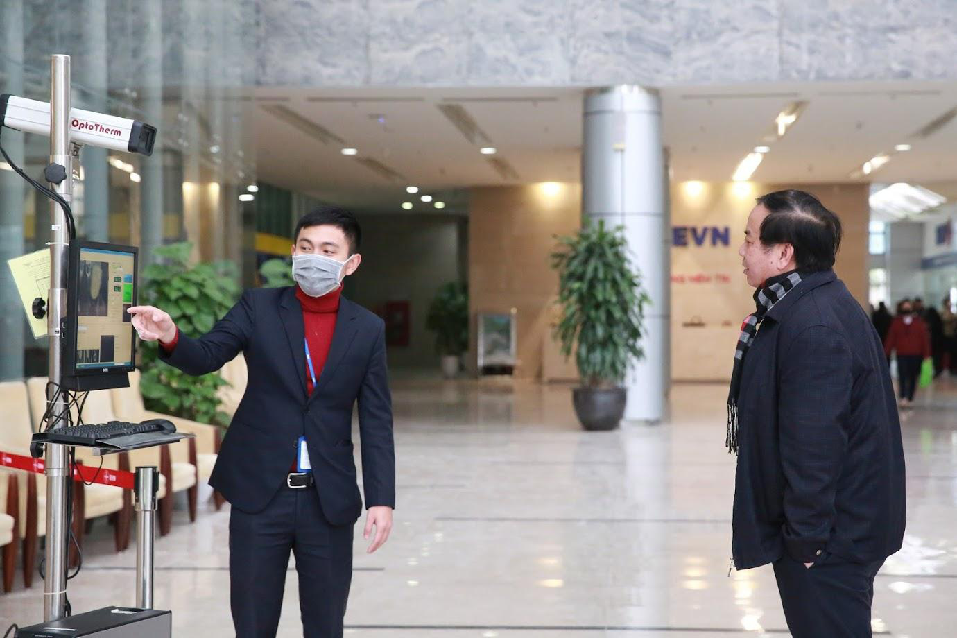 Nhiều cao ốc ở Hà Nội 'đồng loạt' quét thân nhiệt khách, phòng virus corona - Ảnh 16. Nhiều cao ốc ở Hà Nội 'đồng loạt' quét thân nhiệt khách, phòng virus corona - Ảnh 16.