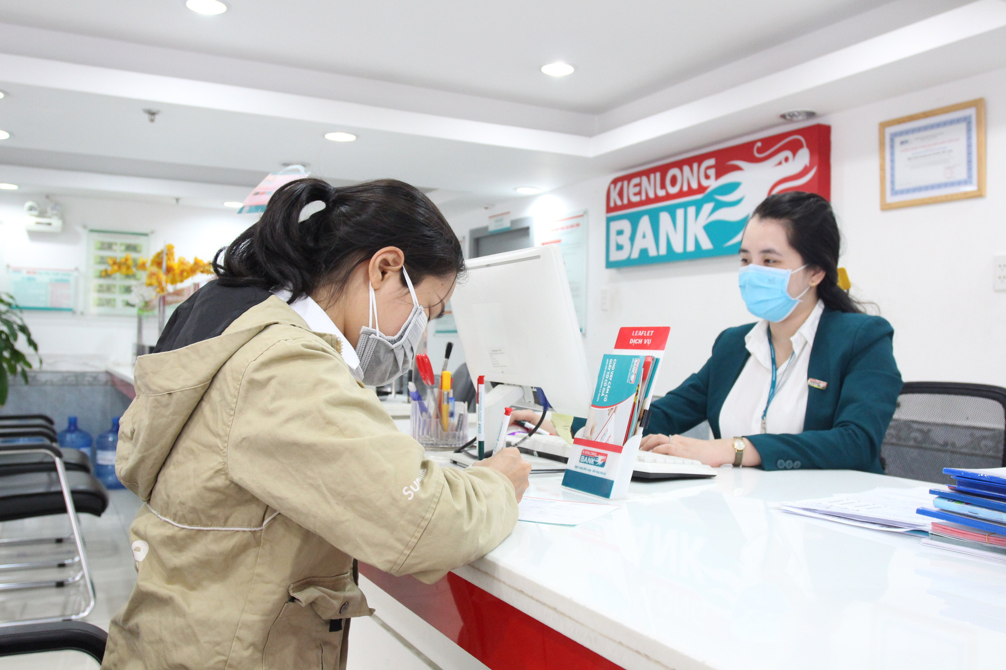Vietcombank và loạt ngân hàng hạ lãi suất vay giúp người bị ảnh hưởng bởi virus corona, có nhà băng giảm còn 3%/năm - Ảnh 3.