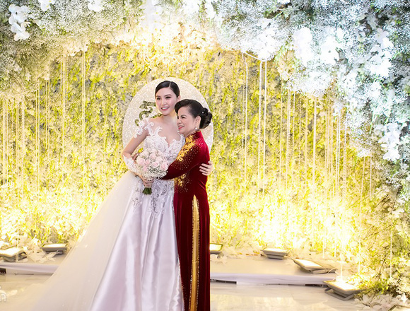 Hoa hậu Ngọc Duyên lộng lẫy trong ngày cưới - Ảnh 1. Hoa hậu Ngọc Duyên lộng lẫy trong ngày cưới - Ảnh 1.