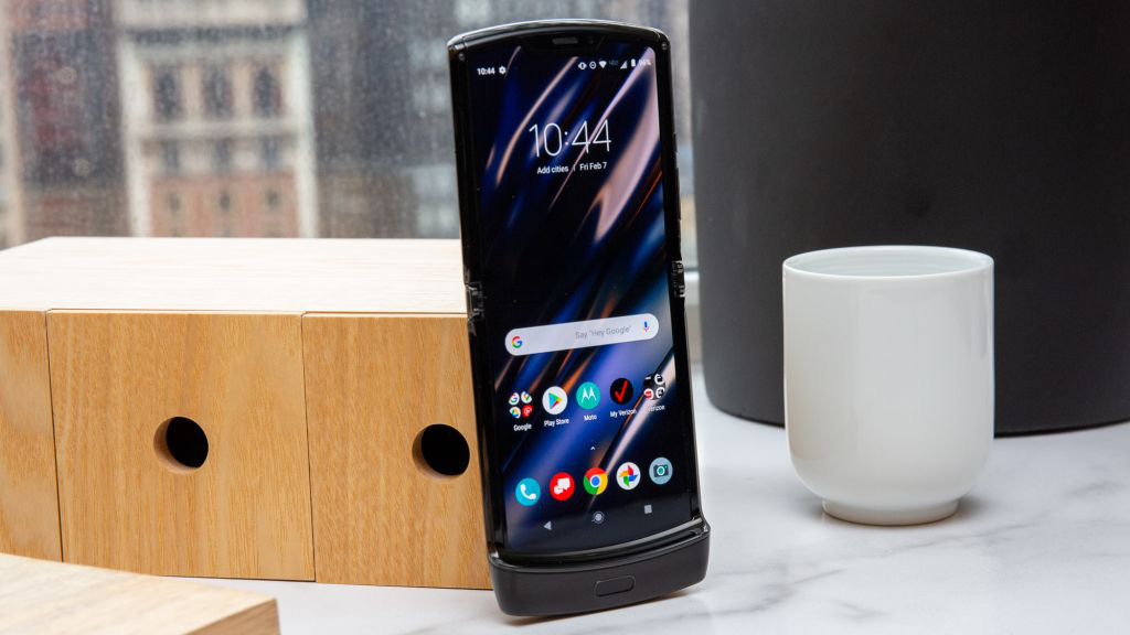 Đối thủ Galaxy Z Flip sở hữu thời lượng pin thảm hại, hỏng sau 27.000 lần gập - Ảnh 1.