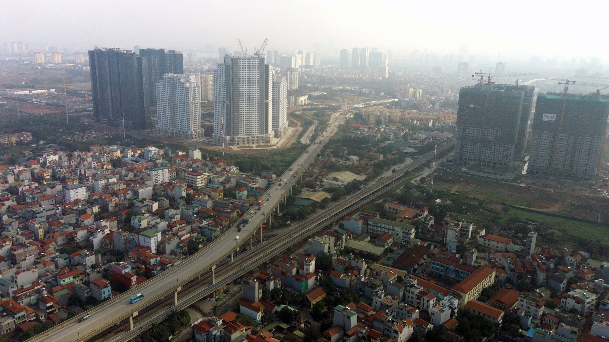 Cảnh khó tin ở những điểm tắc đường nổi tiếng ở Hà Nội - Ảnh 1.