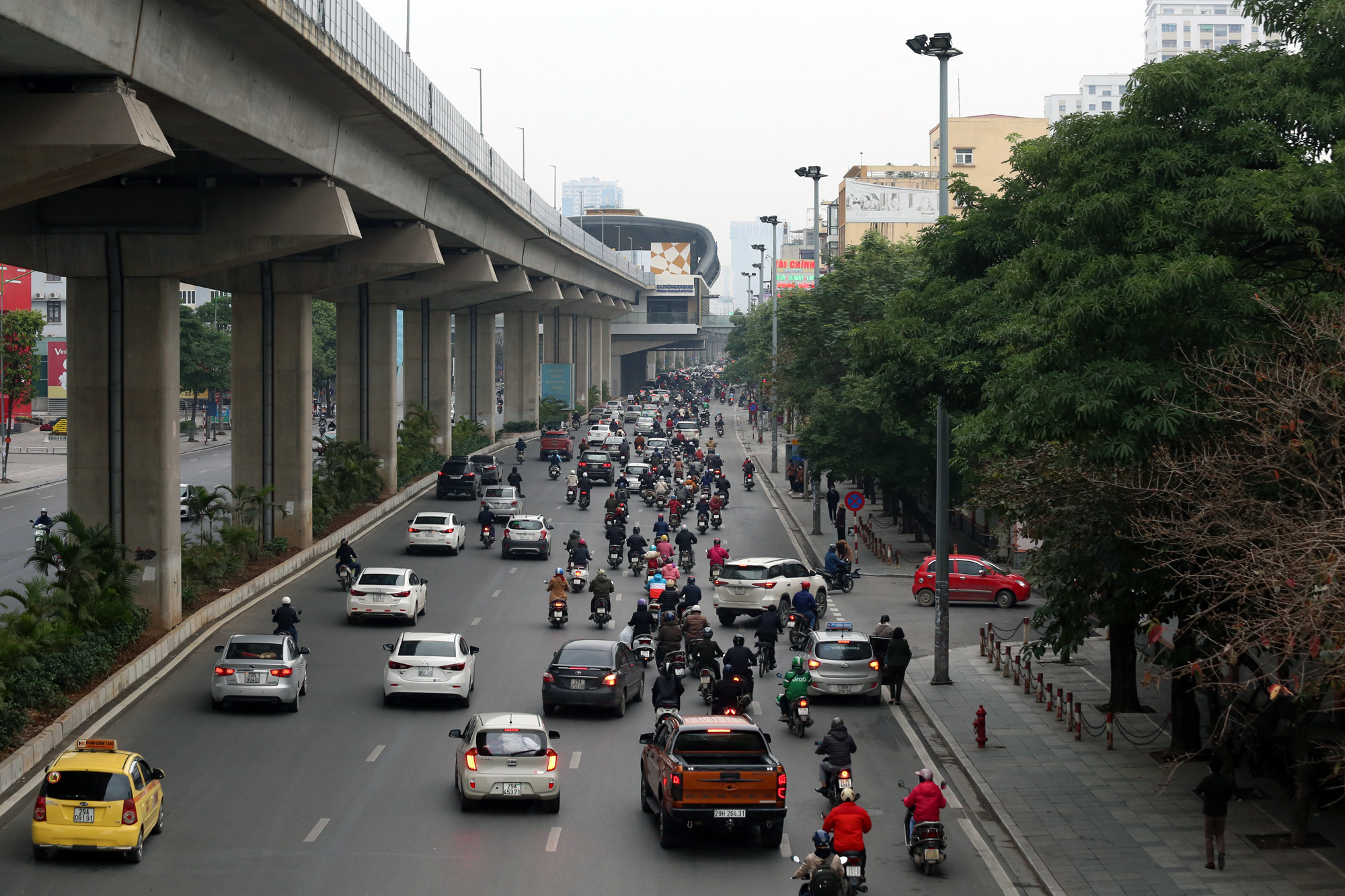 Cảnh khó tin ở những điểm tắc đường nổi tiếng ở Hà Nội - Ảnh 10.