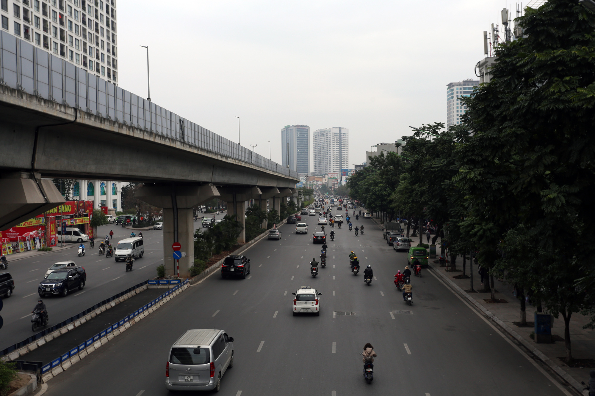 Cảnh khó tin ở những điểm tắc đường nổi tiếng ở Hà Nội - Ảnh 13.