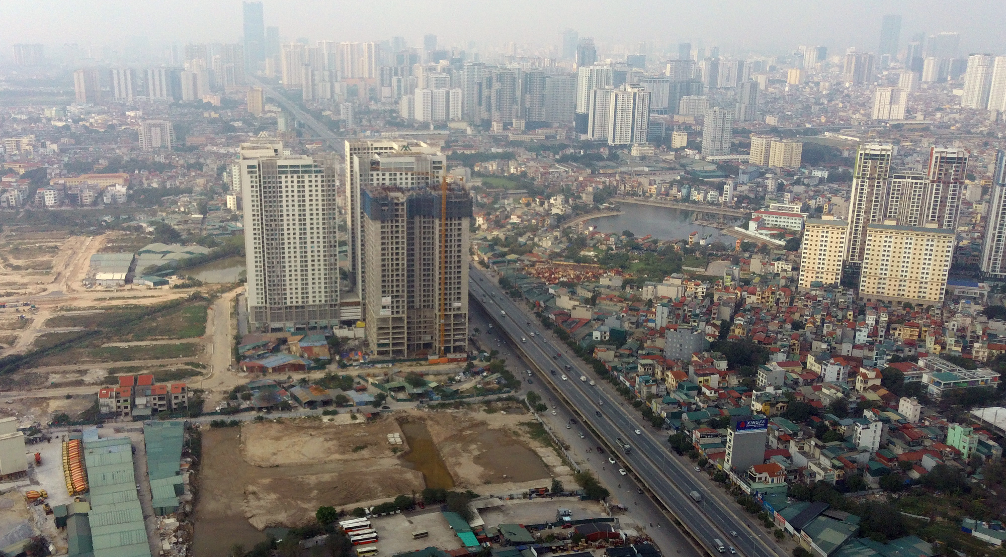 Cảnh khó tin ở những điểm tắc đường nổi tiếng ở Hà Nội - Ảnh 4.