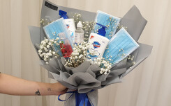 Quà Valentine thời dịch nCoV: Thay chocolate, hoa hồng bằng khẩu trang, nước rửa tay sát khuẩn