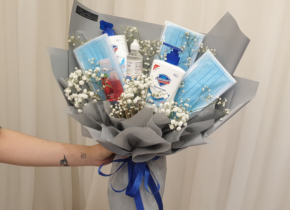 Quà Valentine thời dịch nCoV: Thay socola bằng khẩu trang, nước rửa tay sát khuẩn - Ảnh 1. Quà Valentine thời dịch nCoV: Thay socola bằng khẩu trang, nước rửa tay sát khuẩn - Ảnh 1.