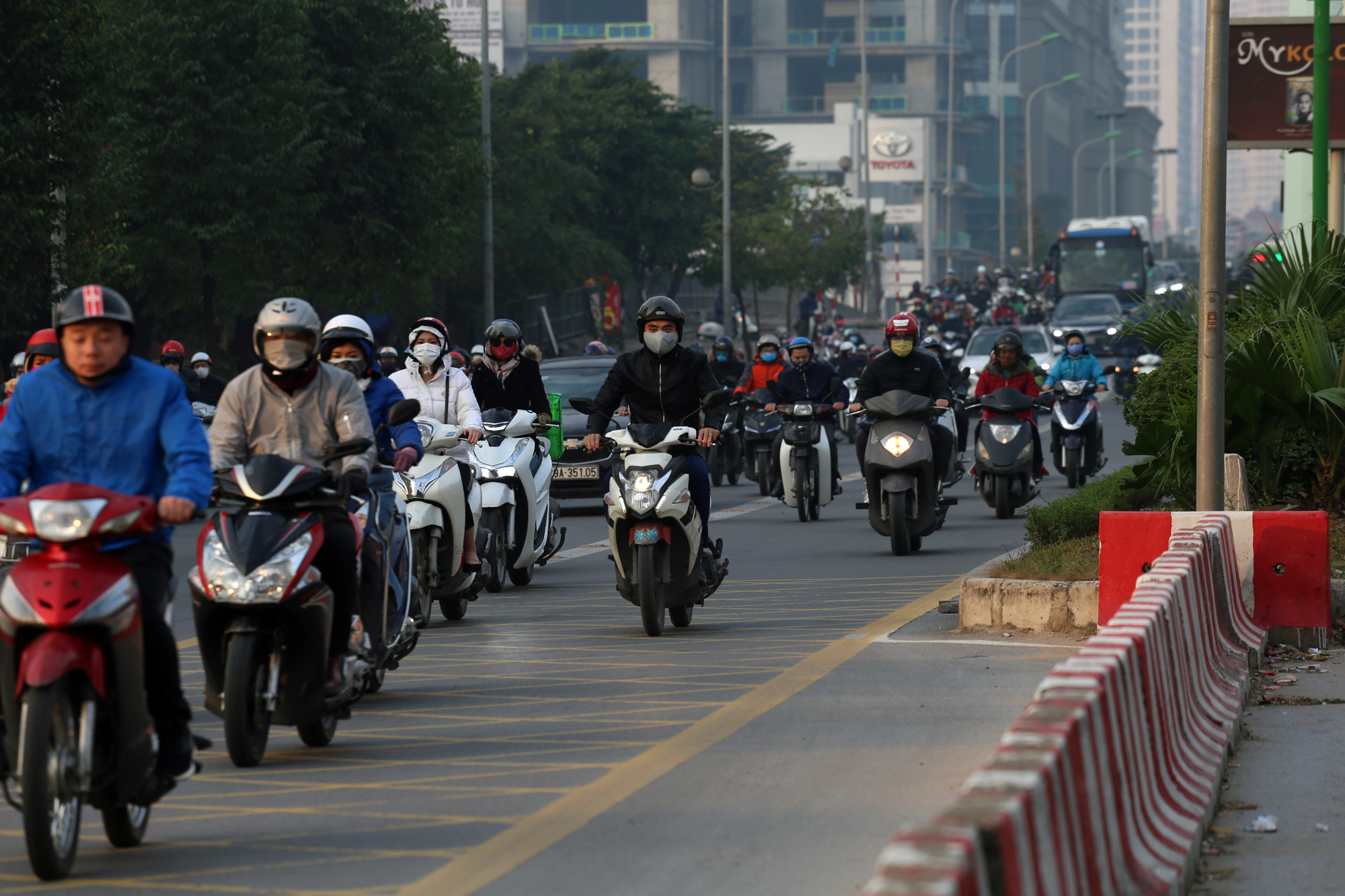 Cảnh khó tin ở những điểm tắc đường nổi tiếng ở Hà Nội - Ảnh 7.