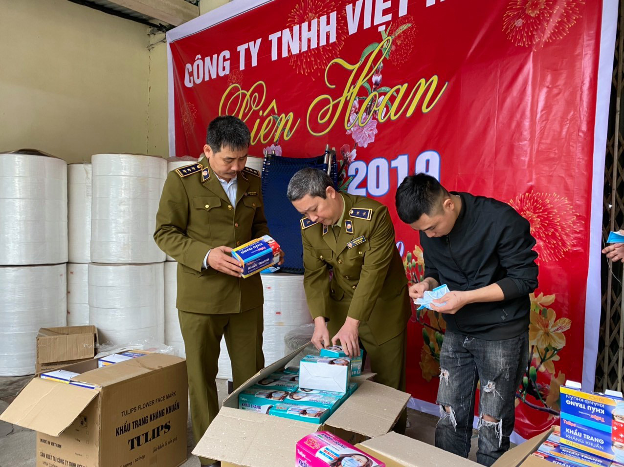 Phát hiện 'công nghệ' làm khẩu trang bằng giấy vệ sinh ở Hà Nội - Ảnh 1. Phát hiện 'công nghệ' làm khẩu trang bằng giấy vệ sinh ở Hà Nội - Ảnh 1.