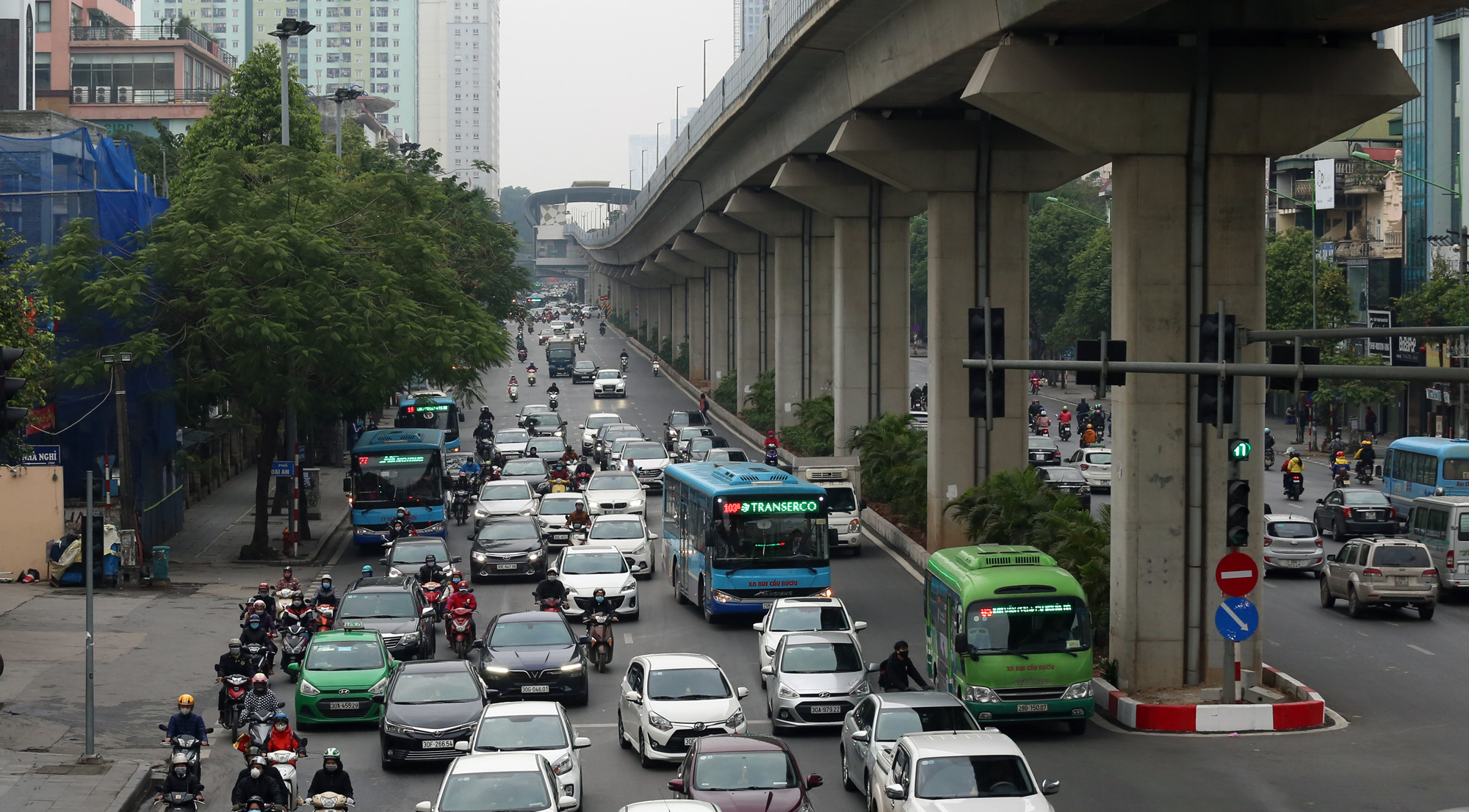 Cảnh khó tin ở những điểm tắc đường nổi tiếng ở Hà Nội - Ảnh 9.