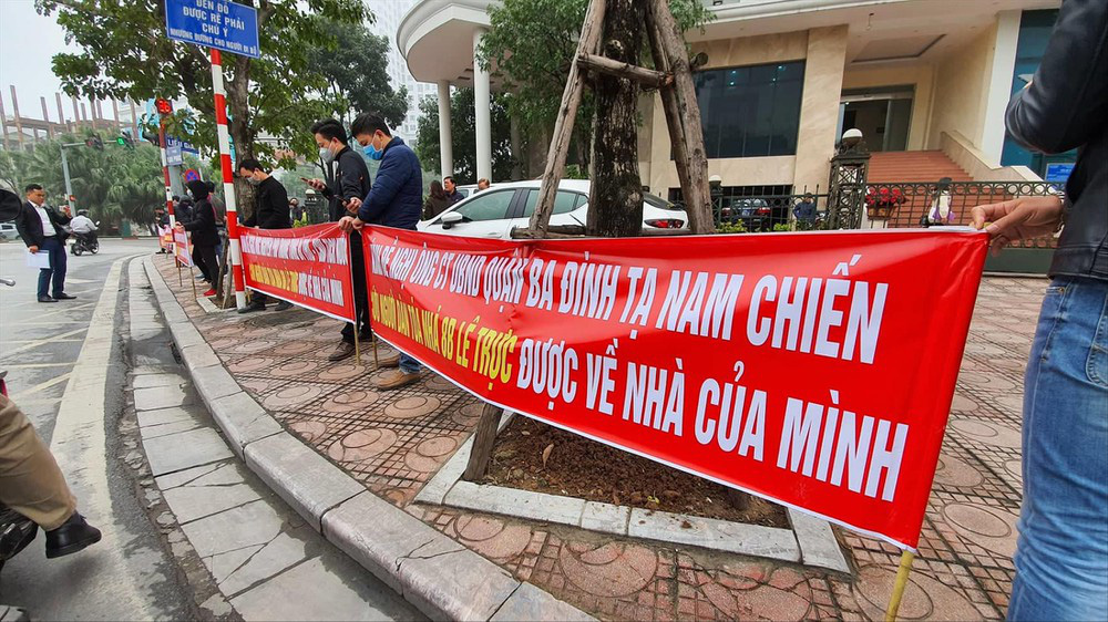 Khi nào 'cắt ngọn' tiếp hai tầng nhà 8B Lê Trực? - Ảnh 1. Khi nào 'cắt ngọn' tiếp hai tầng nhà 8B Lê Trực? - Ảnh 1.