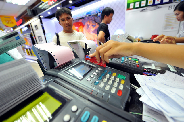 Ngân hàng Nhà nước và loạt nhà băng giảm, miễn phí chuyển khoản, thanh toán không tiền mặt phòng corona - Ảnh 1.