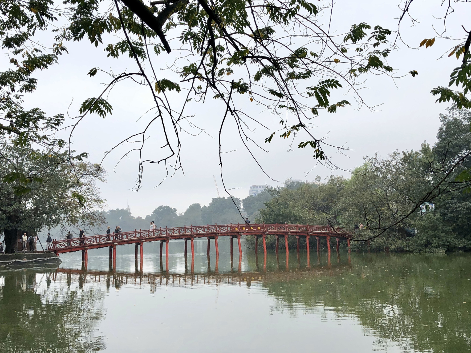 Nhiều điểm tham quan Hà Nội thưa thớt khách du lịch giữa mùa dịch corona - Ảnh 2. Nhiều điểm tham quan Hà Nội thưa thớt khách du lịch giữa mùa dịch corona - Ảnh 2.