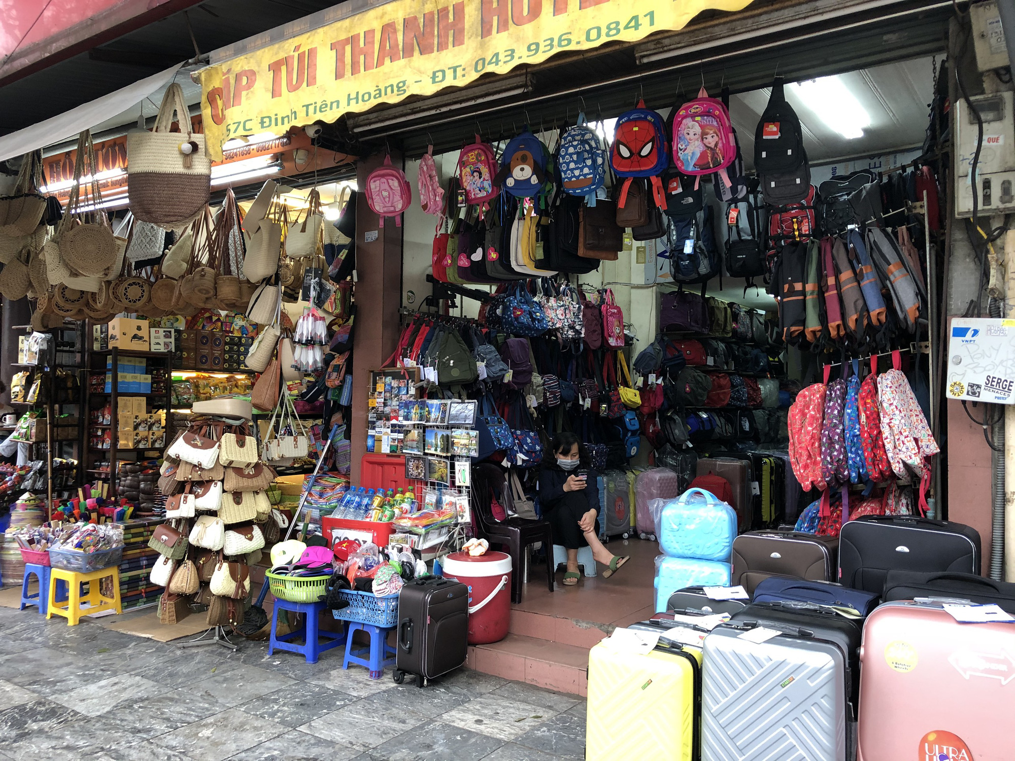 Nhiều điểm tham quan Hà Nội thưa thớt khách du lịch giữa mùa dịch corona - Ảnh 7. Nhiều điểm tham quan Hà Nội thưa thớt khách du lịch giữa mùa dịch corona - Ảnh 7.