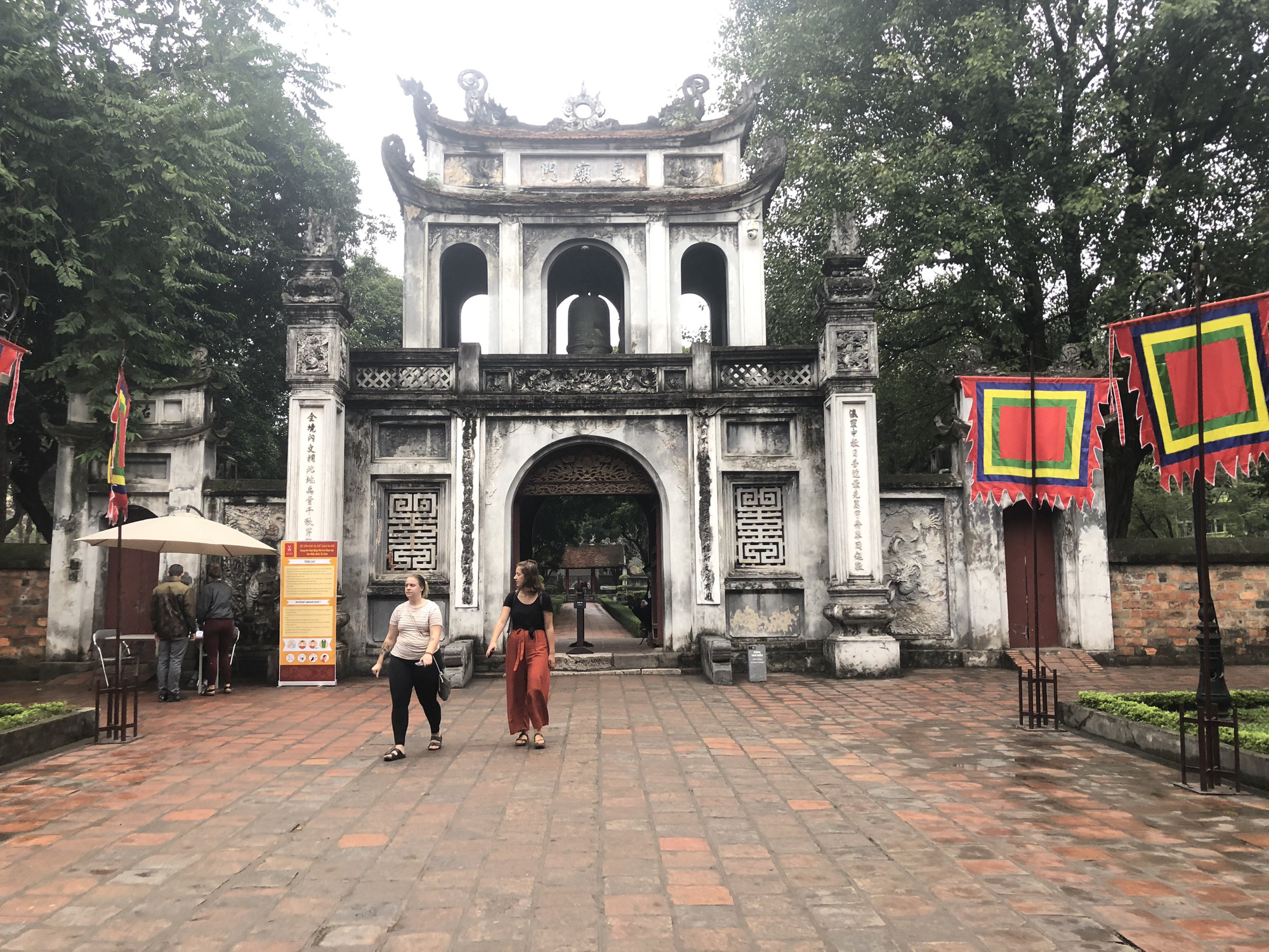 Nhiều điểm tham quan Hà Nội thưa thớt khách du lịch giữa mùa dịch corona - Ảnh 8. Nhiều điểm tham quan Hà Nội thưa thớt khách du lịch giữa mùa dịch corona - Ảnh 8.