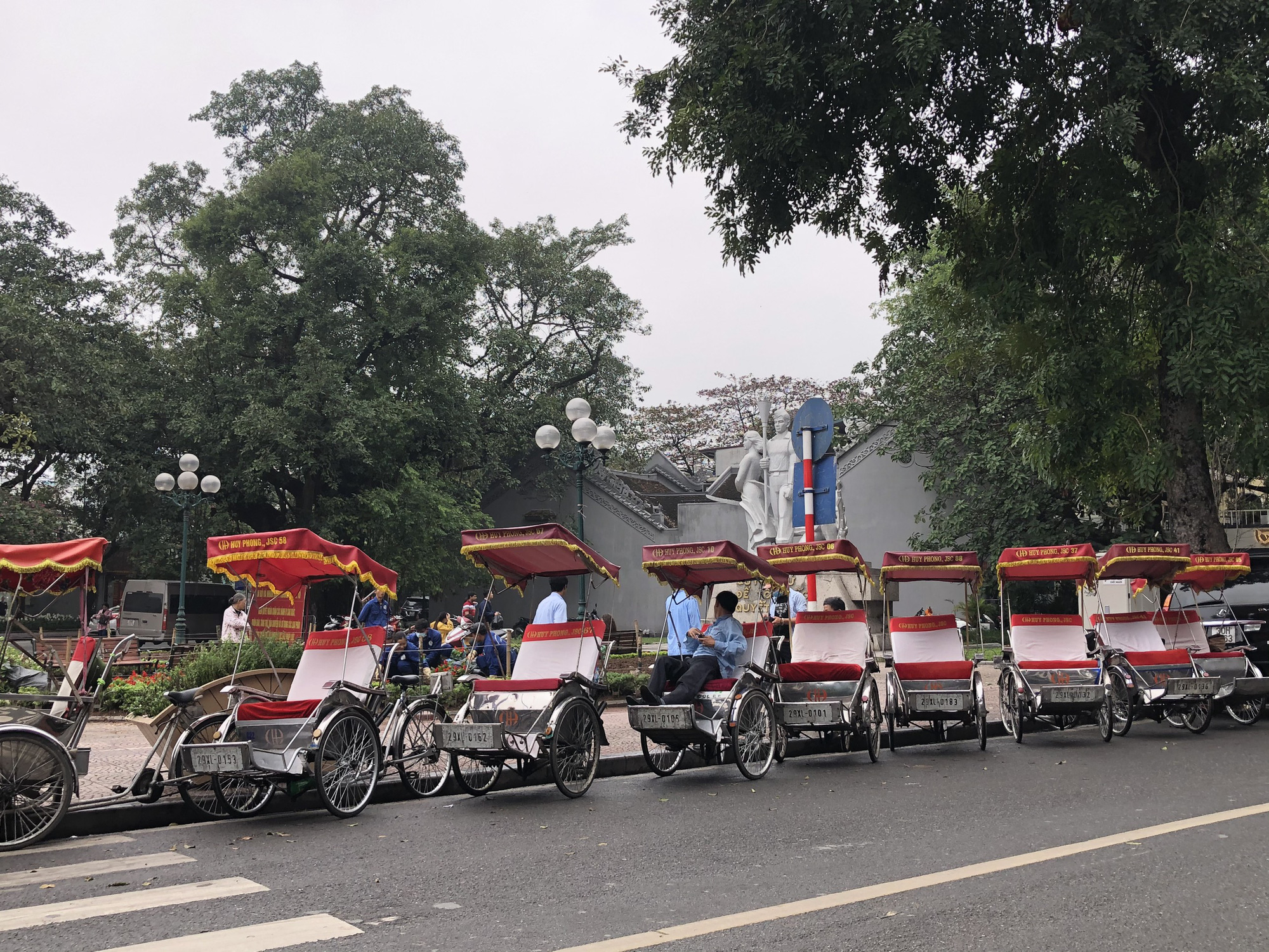 Nhiều điểm tham quan Hà Nội thưa thớt khách du lịch giữa mùa dịch corona - Ảnh 6. Nhiều điểm tham quan Hà Nội thưa thớt khách du lịch giữa mùa dịch corona - Ảnh 6.