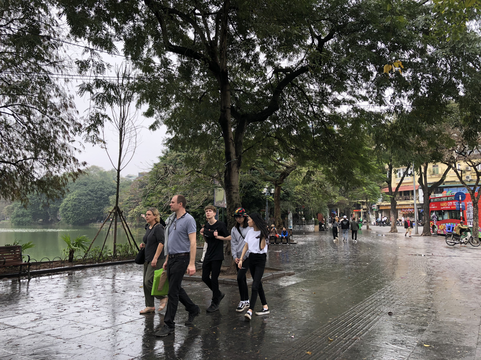 Nhiều điểm tham quan Hà Nội thưa thớt khách du lịch giữa mùa dịch corona - Ảnh 1. Nhiều điểm tham quan Hà Nội thưa thớt khách du lịch giữa mùa dịch corona - Ảnh 1.