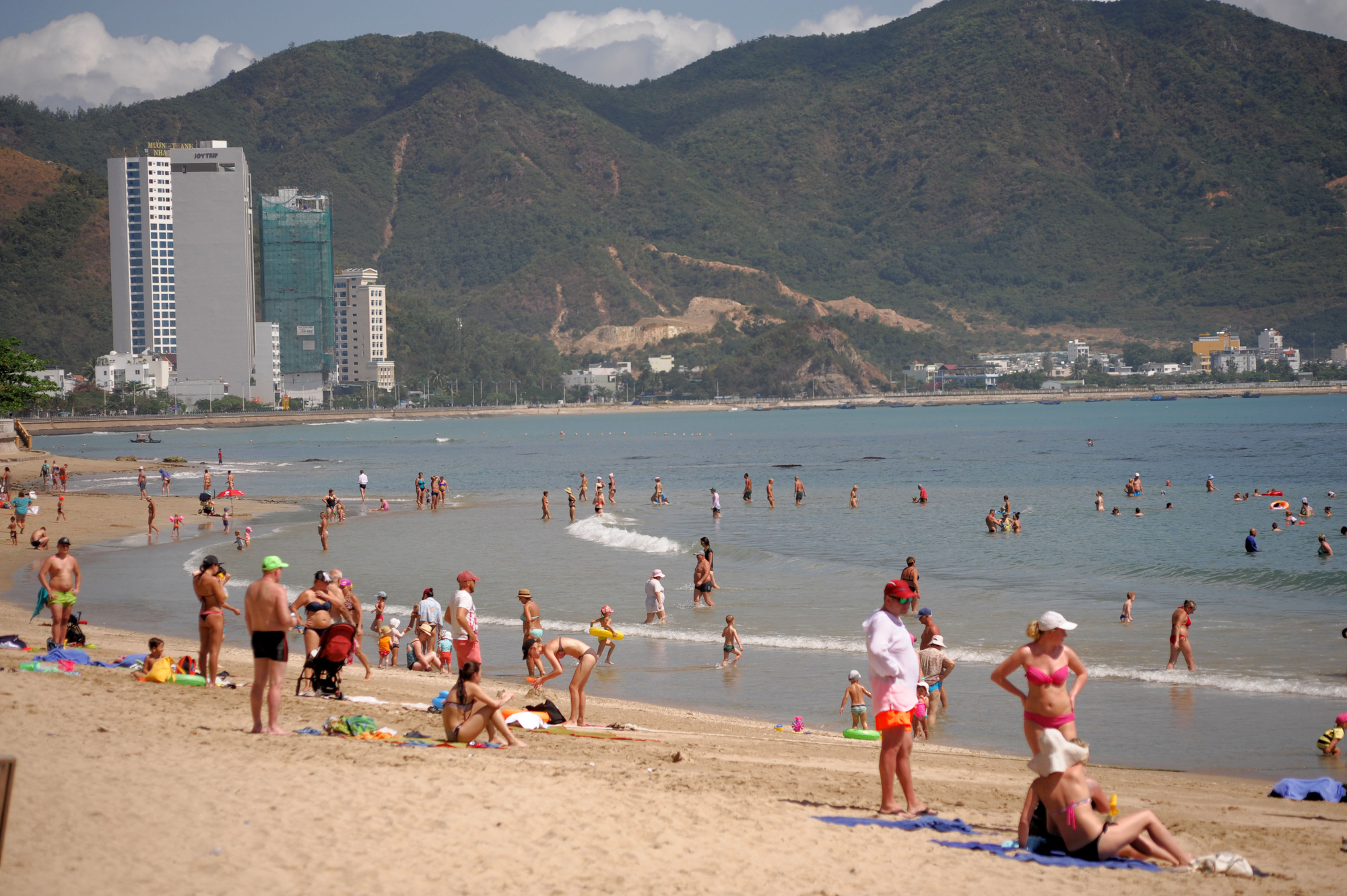 Nha Trang: Khách Tây thản nhiên tắm biển, thư giản giữa dịch Covid - 19 - Ảnh 15. Nha Trang: Khách Tây thản nhiên tắm biển, thư giản giữa dịch Covid - 19 - Ảnh 15.