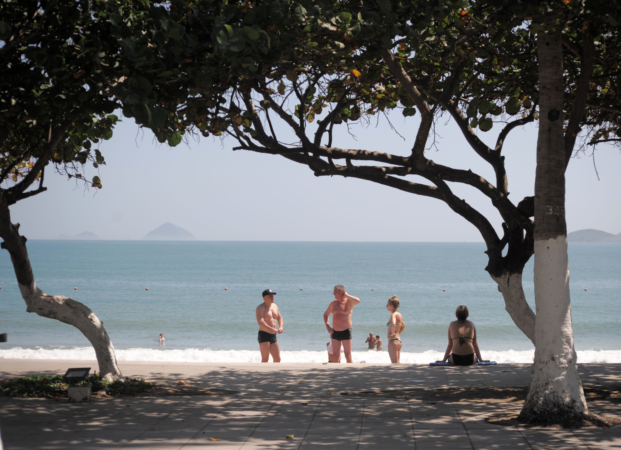 Nha Trang: Khách Tây thản nhiên tắm biển, thư giản giữa dịch Covid - 19 - Ảnh 14. Nha Trang: Khách Tây thản nhiên tắm biển, thư giản giữa dịch Covid - 19 - Ảnh 14.