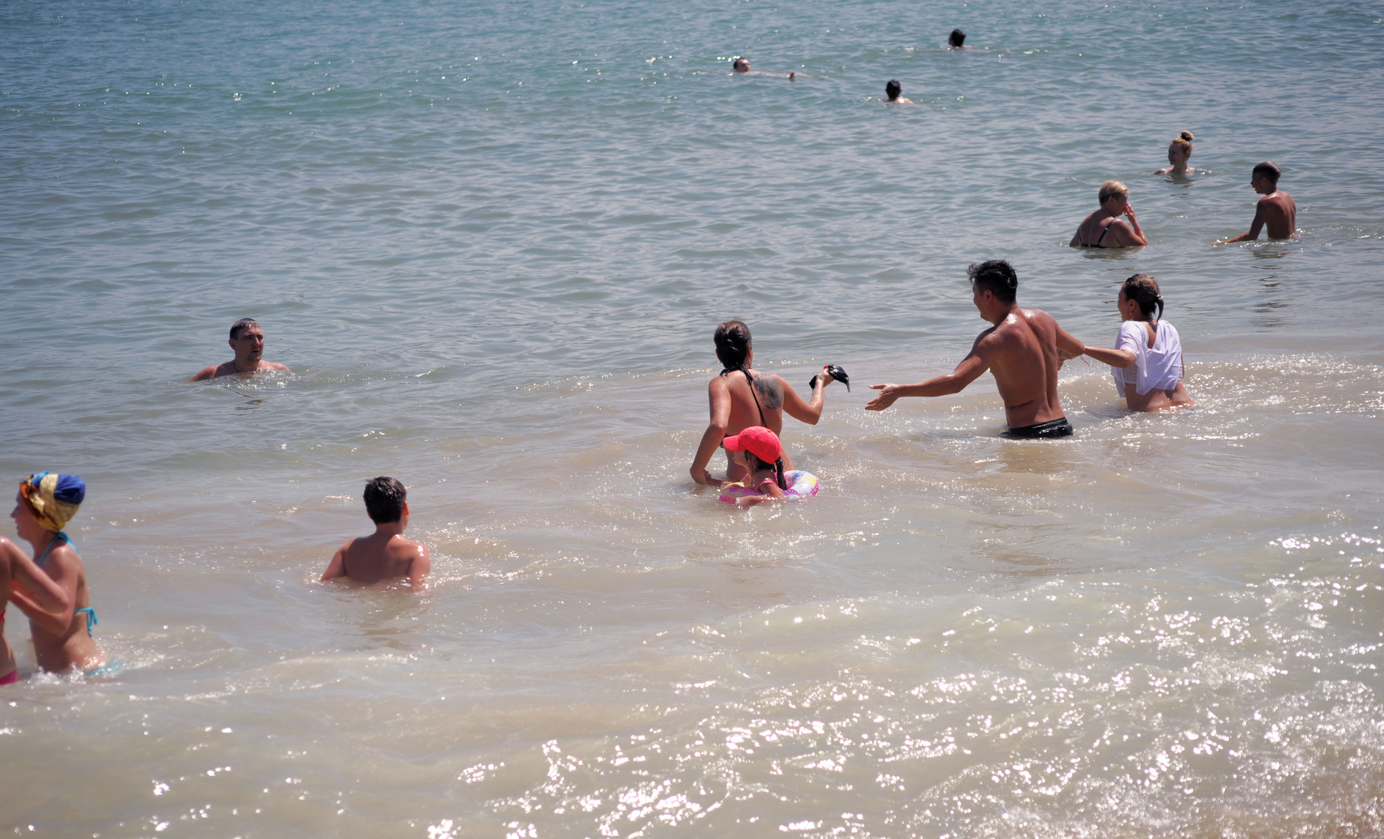 Nha Trang: Khách Tây thản nhiên tắm biển, thư giản giữa dịch Covid - 19 - Ảnh 3. Nha Trang: Khách Tây thản nhiên tắm biển, thư giản giữa dịch Covid - 19 - Ảnh 3.