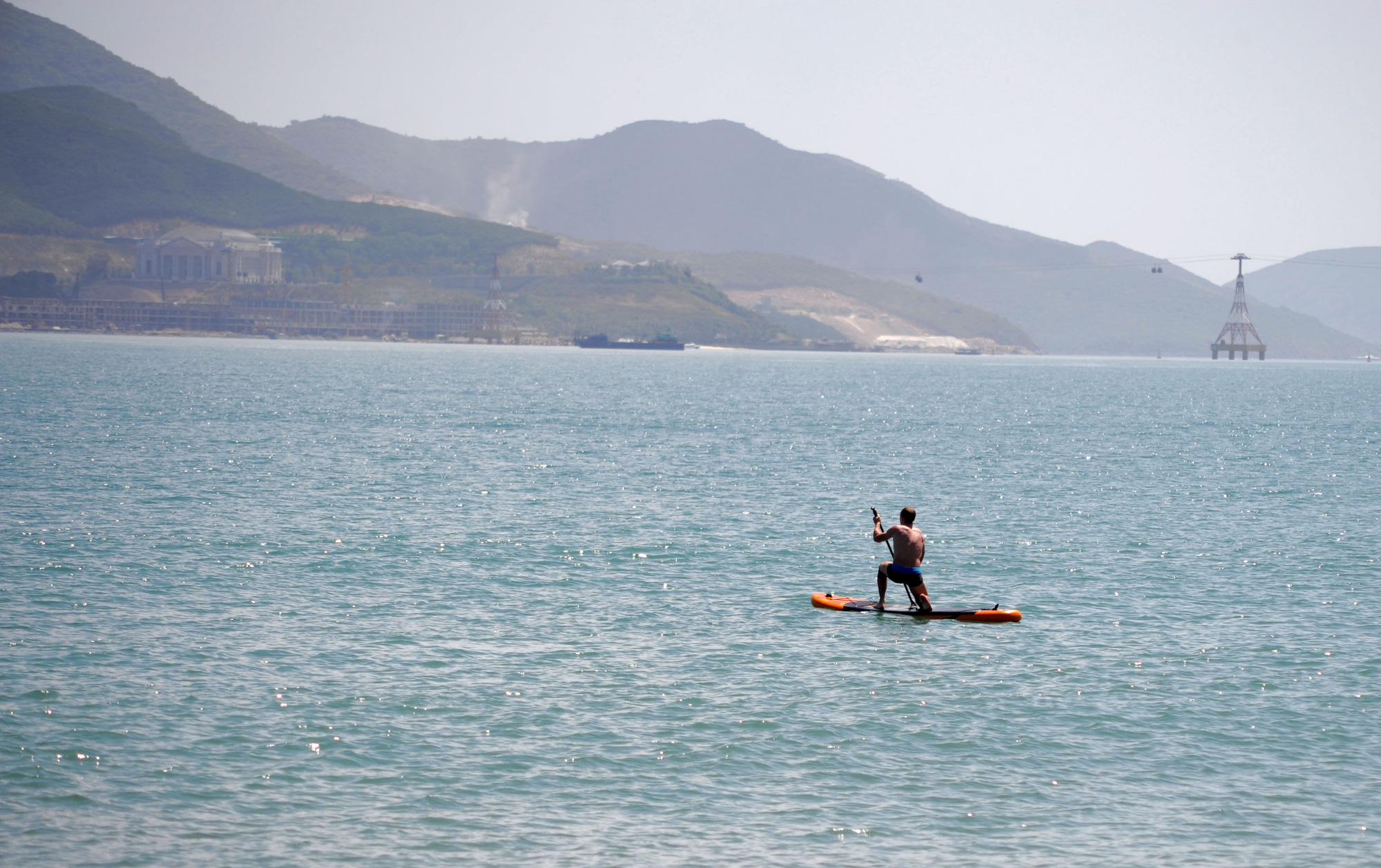 Nha Trang: Khách Tây thản nhiên tắm biển, thư giản giữa dịch Covid - 19 - Ảnh 13. Nha Trang: Khách Tây thản nhiên tắm biển, thư giản giữa dịch Covid - 19 - Ảnh 13.