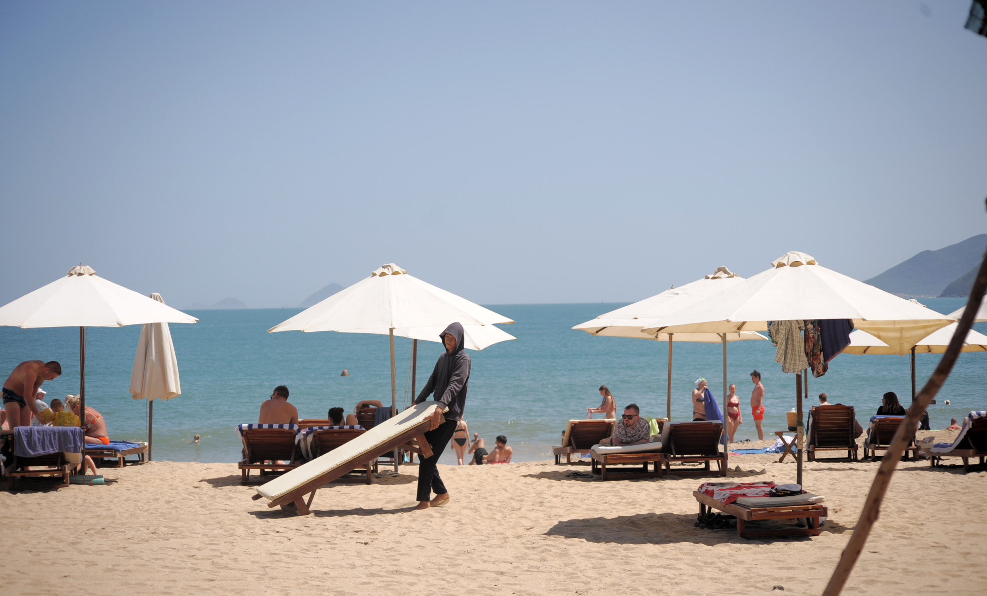 Nha Trang: Khách Tây thản nhiên tắm biển, thư giản giữa dịch Covid - 19 - Ảnh 11. Nha Trang: Khách Tây thản nhiên tắm biển, thư giản giữa dịch Covid - 19 - Ảnh 11.