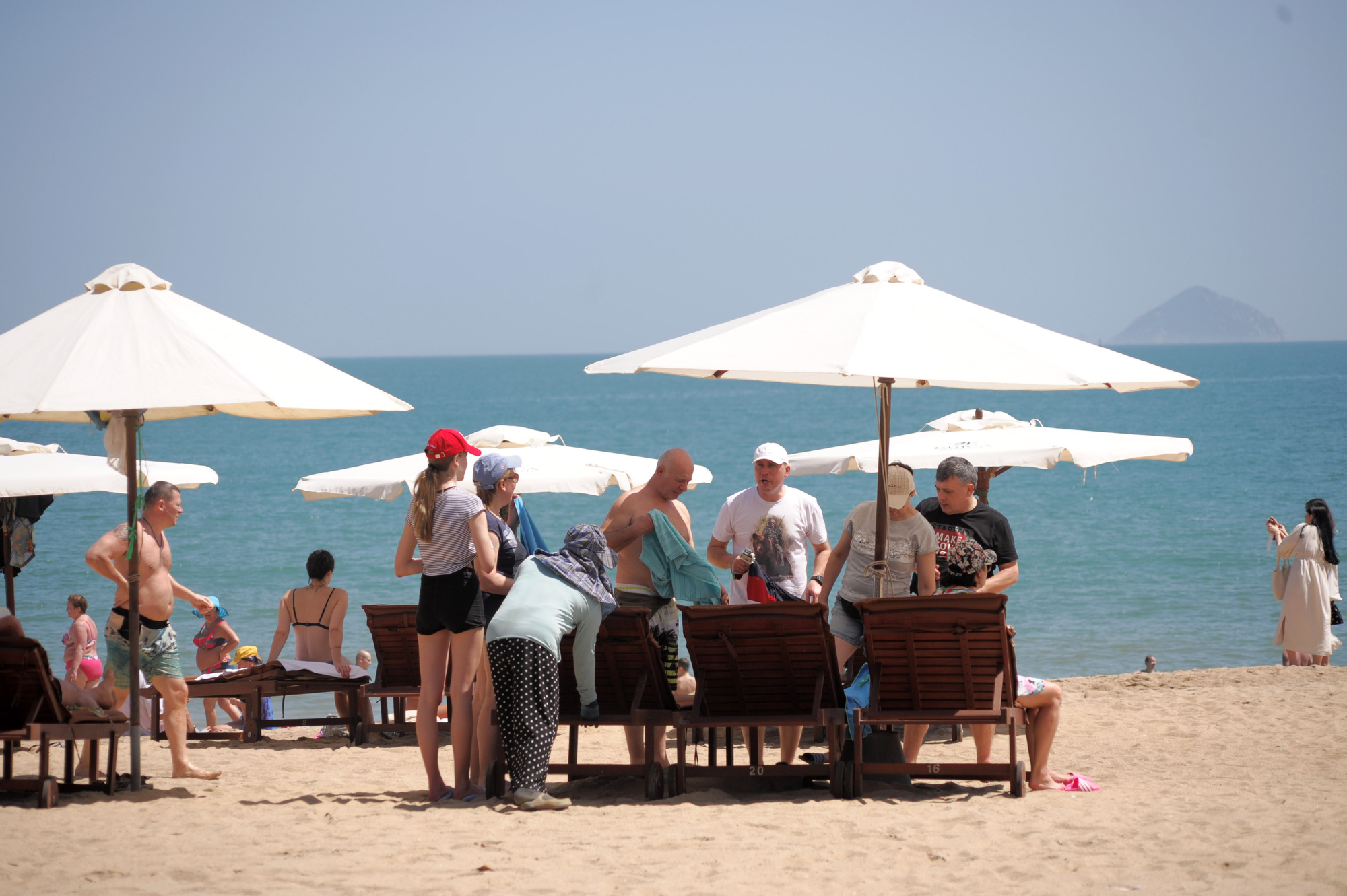 Nha Trang: Khách Tây thản nhiên tắm biển, thư giản giữa dịch Covid - 19 - Ảnh 10. Nha Trang: Khách Tây thản nhiên tắm biển, thư giản giữa dịch Covid - 19 - Ảnh 10.