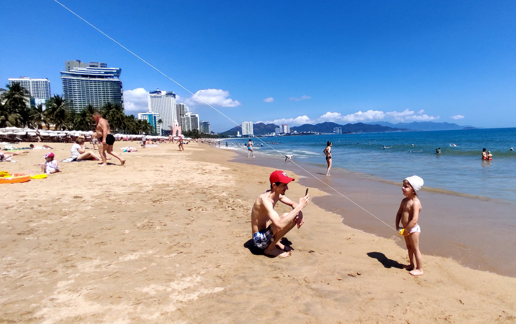 Nha Trang: Khách Tây thản nhiên tắm biển, thư giản giữa dịch Covid - 19 - Ảnh 9. Nha Trang: Khách Tây thản nhiên tắm biển, thư giản giữa dịch Covid - 19 - Ảnh 9.
