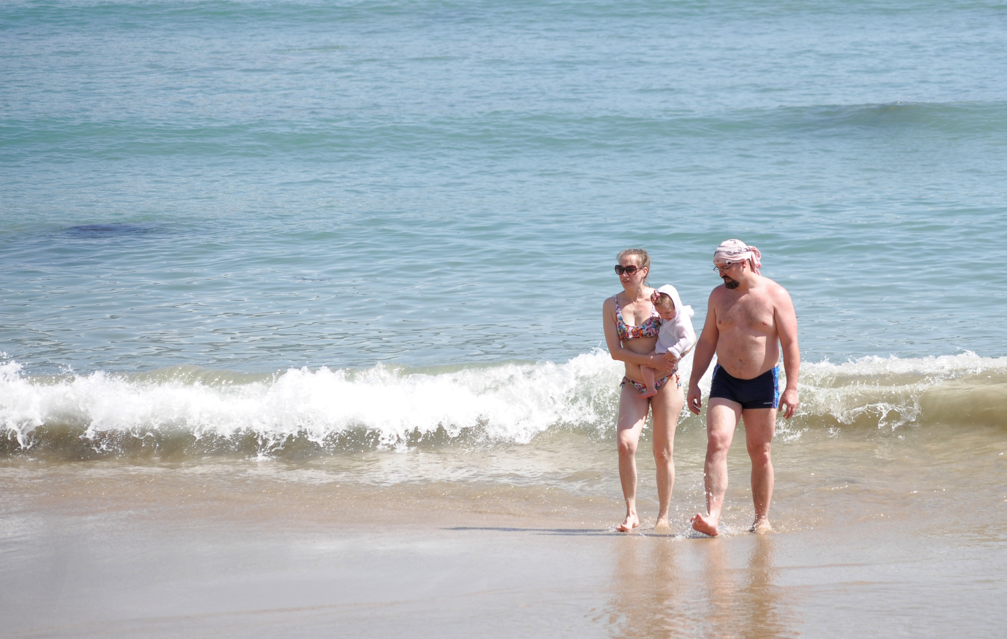 Nha Trang: Khách Tây thản nhiên tắm biển, thư giản giữa dịch Covid - 19 - Ảnh 6. Nha Trang: Khách Tây thản nhiên tắm biển, thư giản giữa dịch Covid - 19 - Ảnh 6.