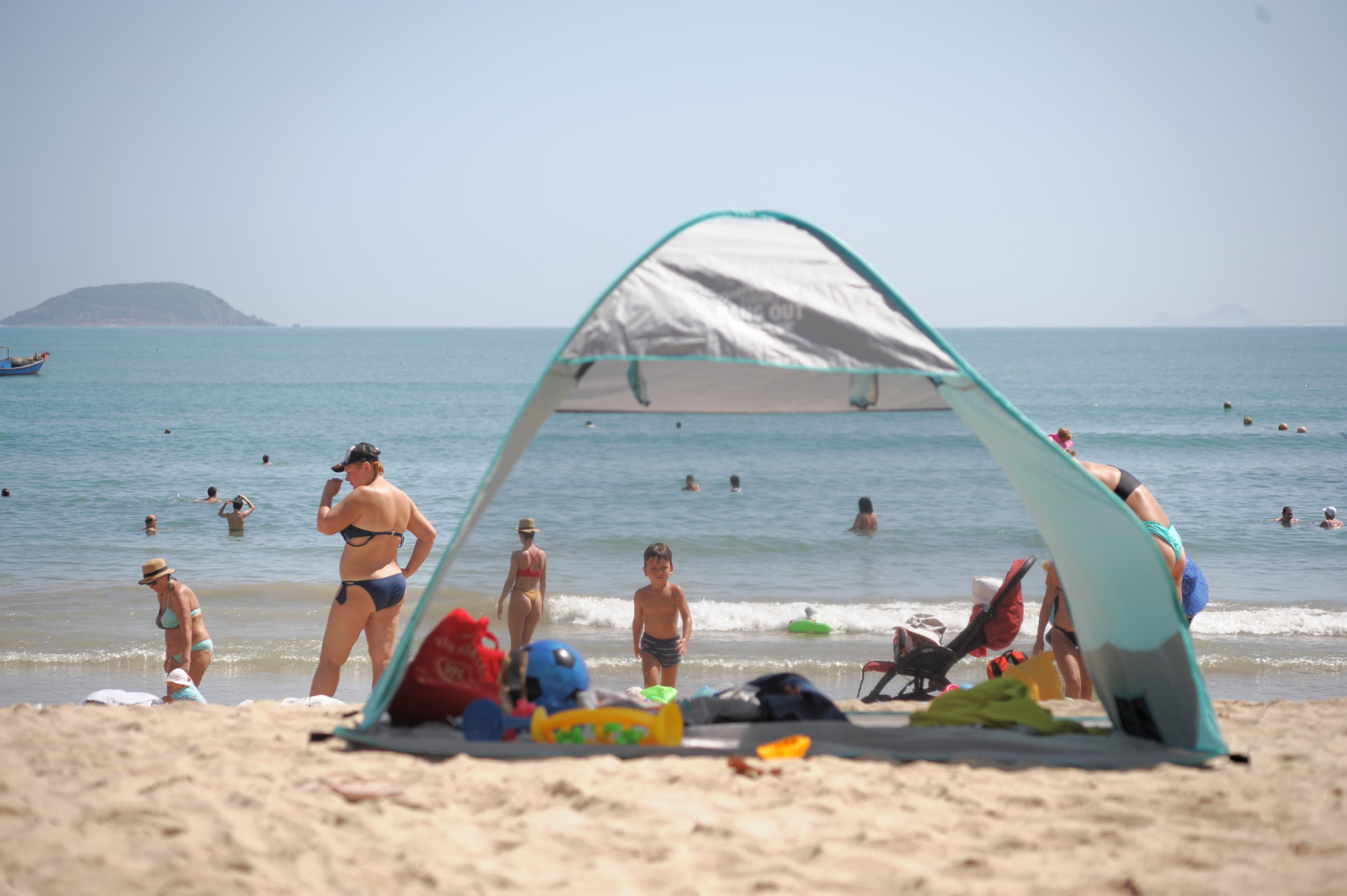 Nha Trang: Khách Tây thản nhiên tắm biển, thư giản giữa dịch Covid - 19 - Ảnh 8. Nha Trang: Khách Tây thản nhiên tắm biển, thư giản giữa dịch Covid - 19 - Ảnh 8.