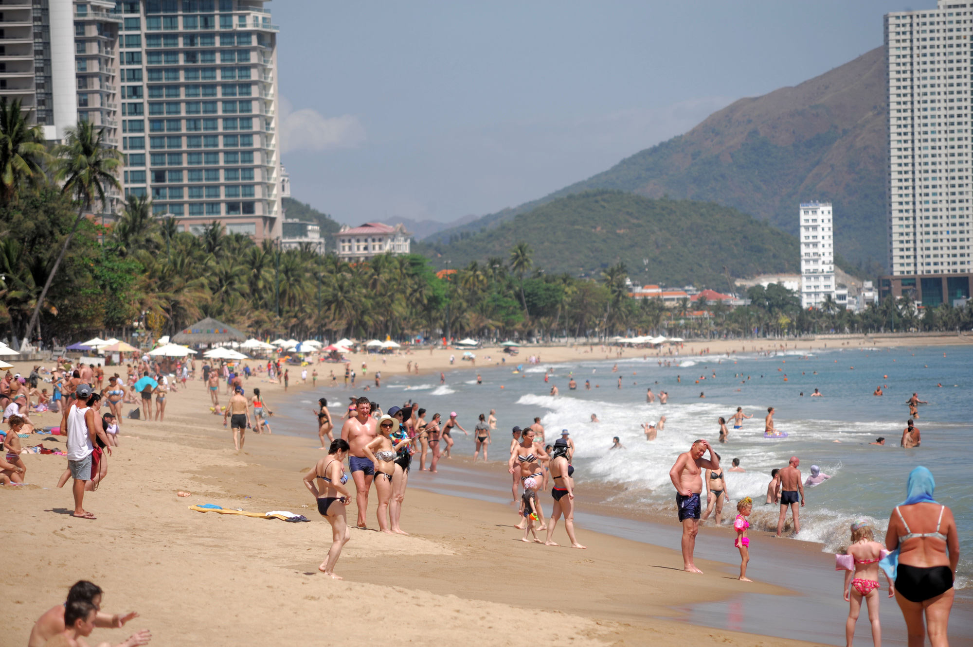 Nha Trang: Khách Tây thản nhiên tắm biển, thư giản giữa dịch Covid - 19 - Ảnh 2. Nha Trang: Khách Tây thản nhiên tắm biển, thư giản giữa dịch Covid - 19 - Ảnh 2.