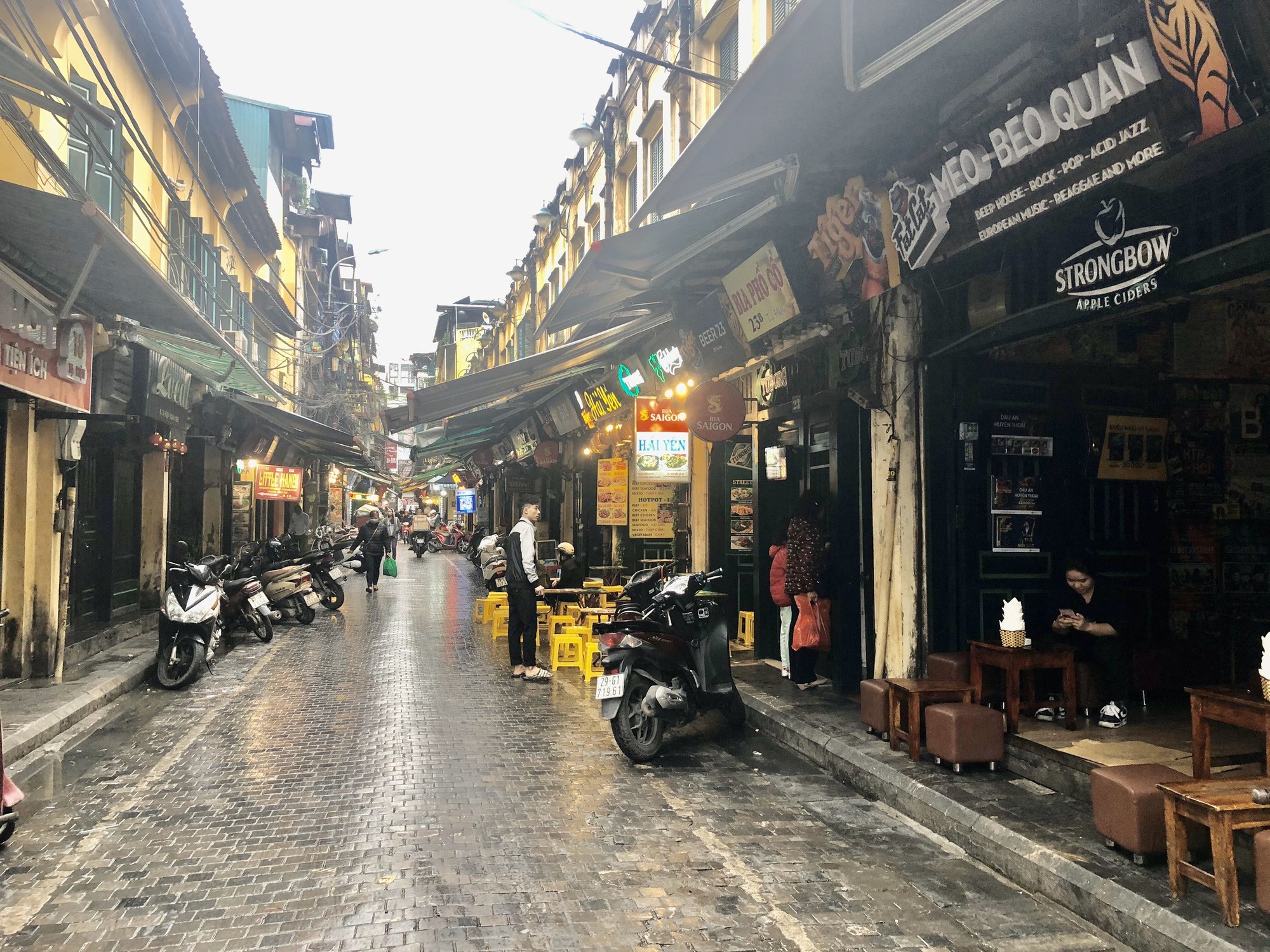 Nhiều điểm tham quan Hà Nội thưa thớt khách du lịch giữa mùa dịch corona - Ảnh 3. Nhiều điểm tham quan Hà Nội thưa thớt khách du lịch giữa mùa dịch corona - Ảnh 3.