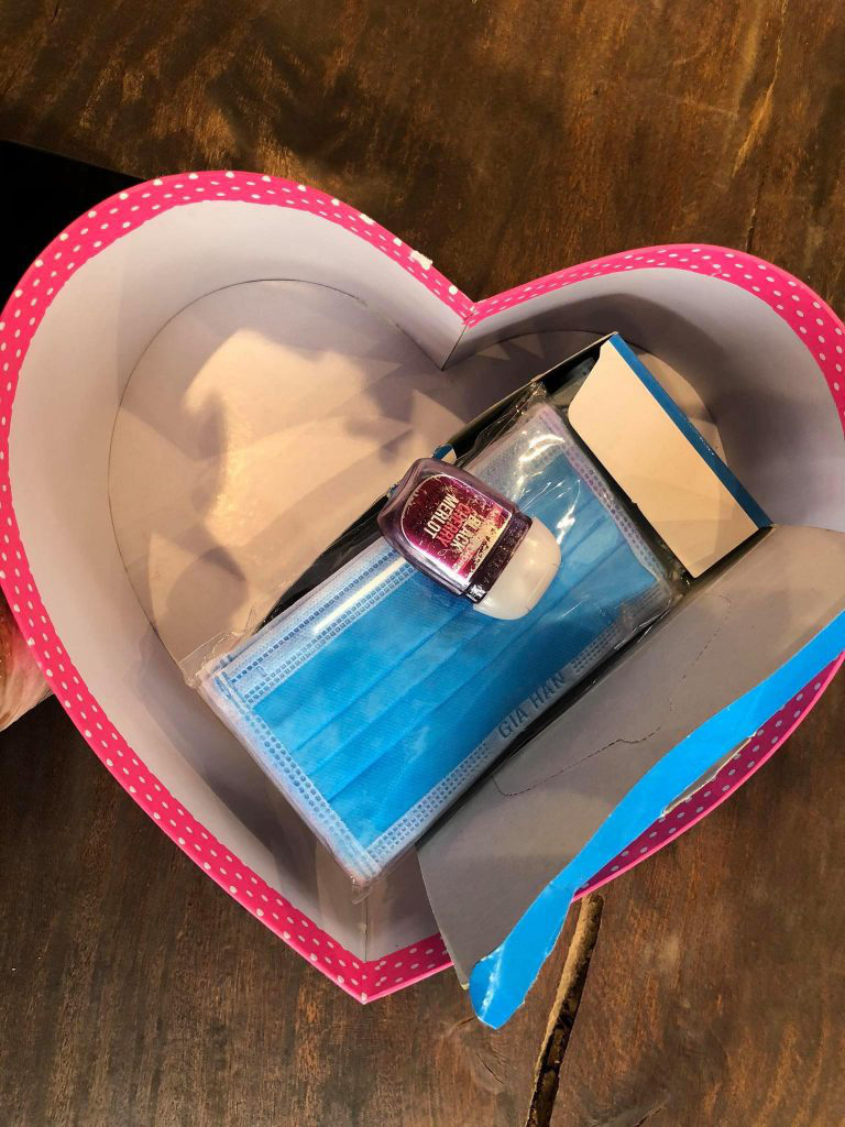 Quà Valentine thời dịch nCoV: Thay socola bằng khẩu trang, nước rửa tay sát khuẩn - Ảnh 3. Quà Valentine thời dịch nCoV: Thay socola bằng khẩu trang, nước rửa tay sát khuẩn - Ảnh 3.