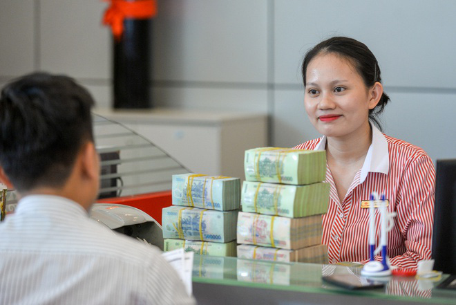 Sếp ngân hàng nhận lương, thưởng nửa tỉ đồng mỗi tháng - Ảnh 1. Sếp ngân hàng nhận lương, thưởng nửa tỉ đồng mỗi tháng - Ảnh 1.